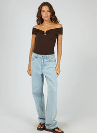 SILENT THEORY / ATLAS OFF SHOULDER TOP / CHOCOLATE / 60X5457