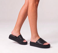 VERALI / HADES FLATFORM SLIDES / BLACK DISTRESSED