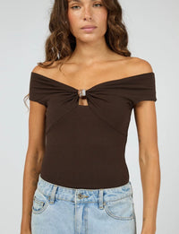 SILENT THEORY / ATLAS OFF SHOULDER TOP / CHOCOLATE / 60X5457