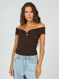SILENT THEORY / ATLAS OFF SHOULDER TOP / CHOCOLATE / 60X5457