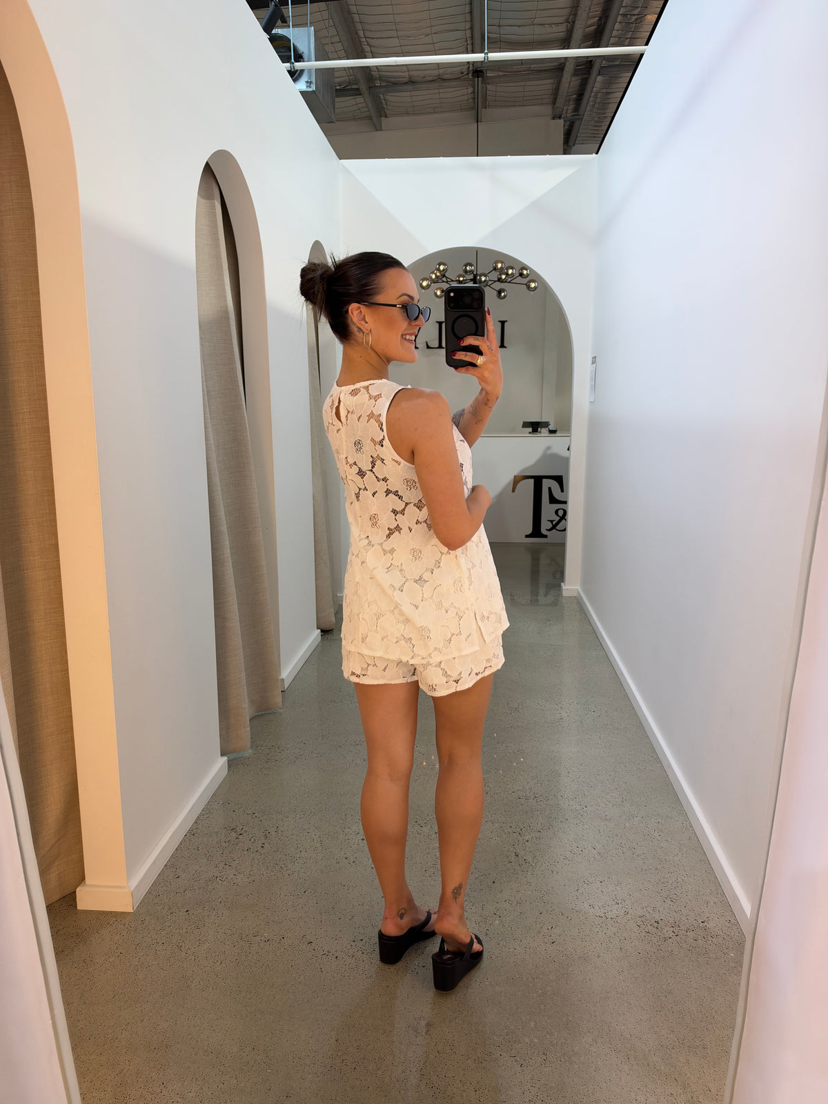 BY FRANKIE / WHITE LACE SHORTS / 1200-2