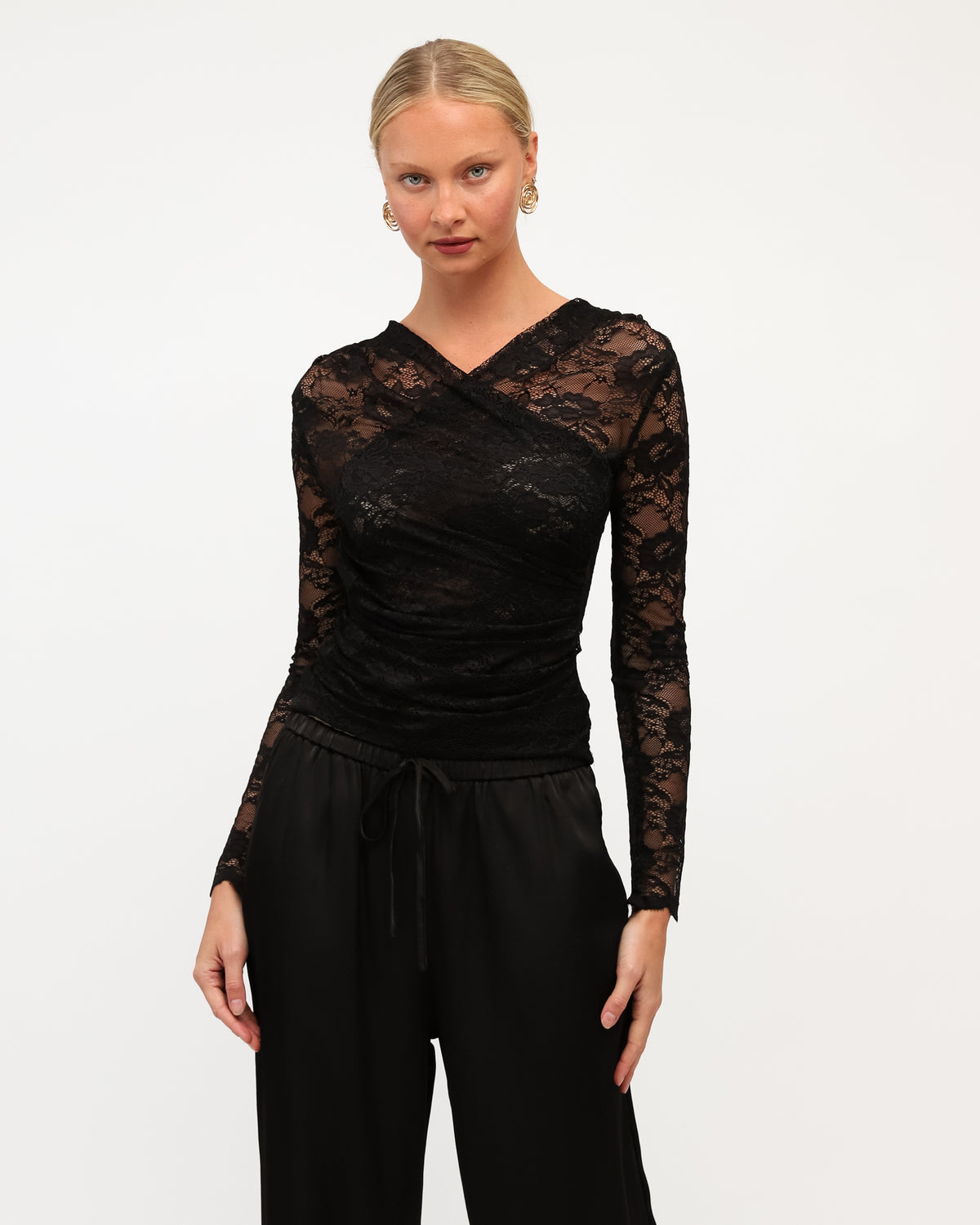 WHITE CLOSET / TARA LACE WRAP TOP / BLACK / TF11937