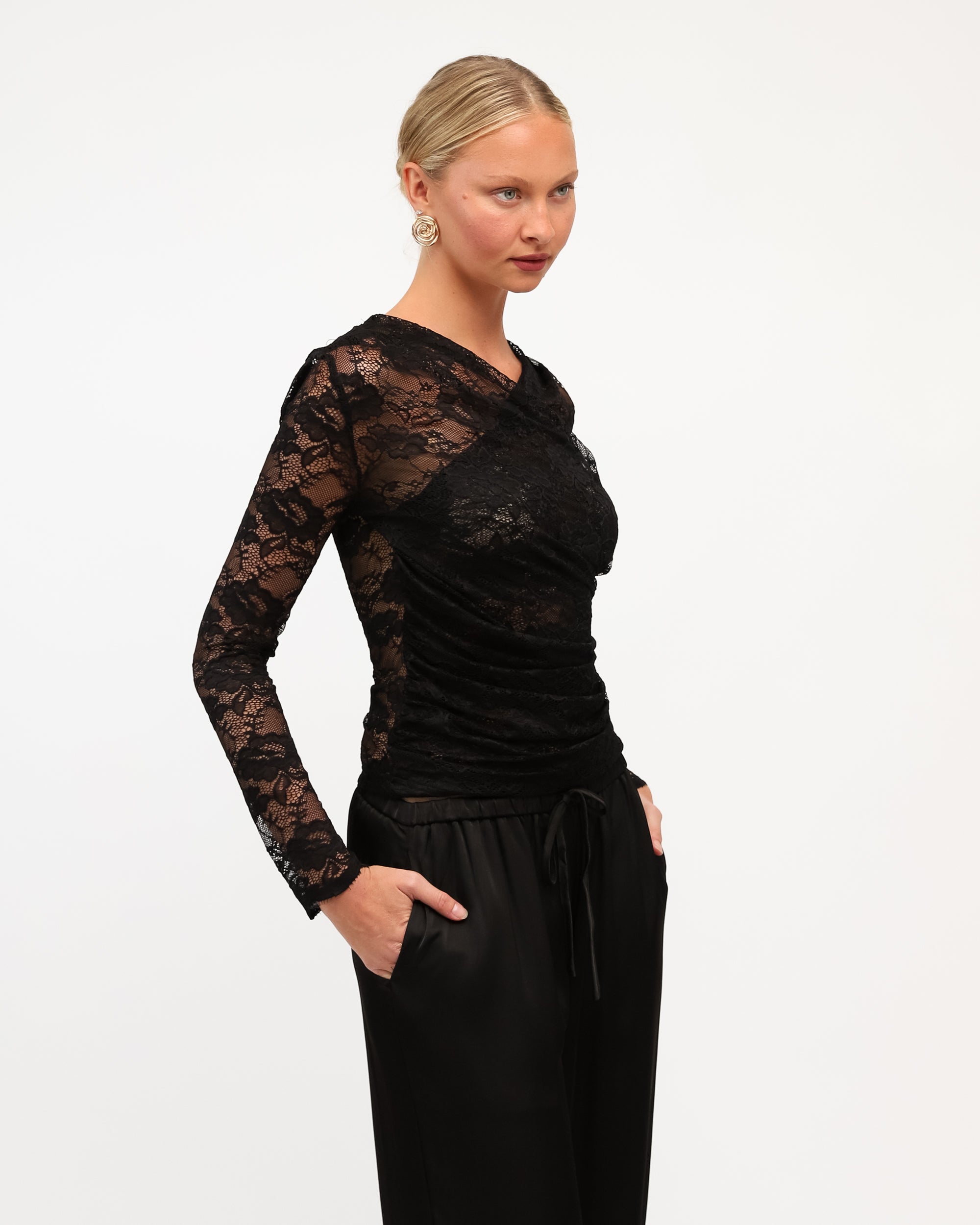 WHITE CLOSET / TARA LACE WRAP TOP / BLACK / TF11937