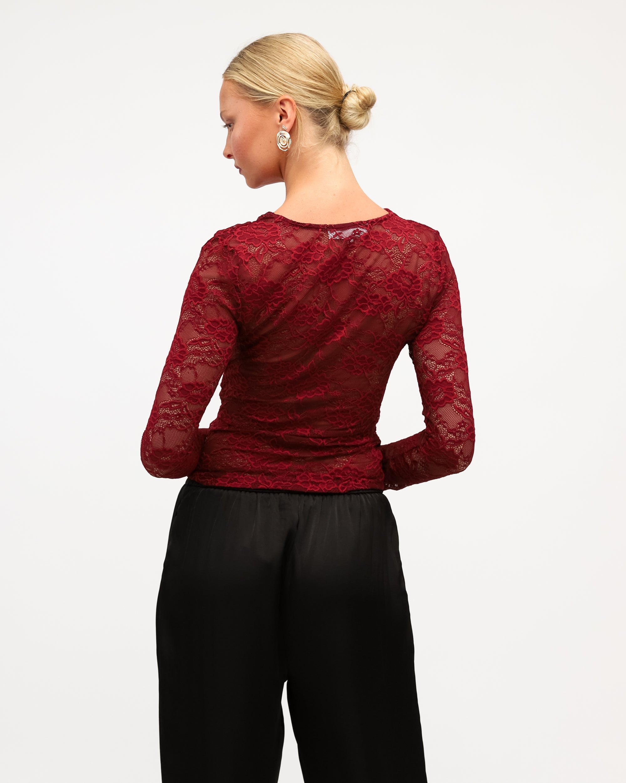 WHITE CLOSET / TARA LACE WRAP TOP / WINE / TF11937