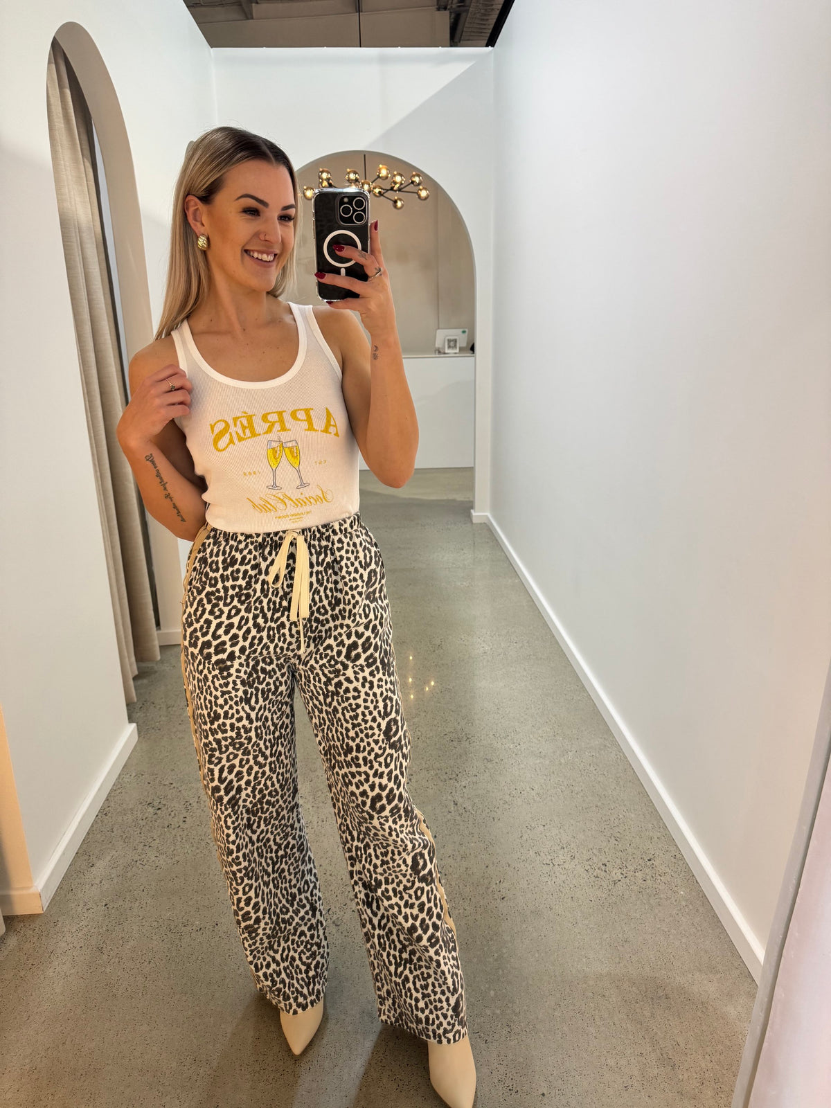 THE LAUNDRY ROOM / APRES SOCIAL CLUB TANK