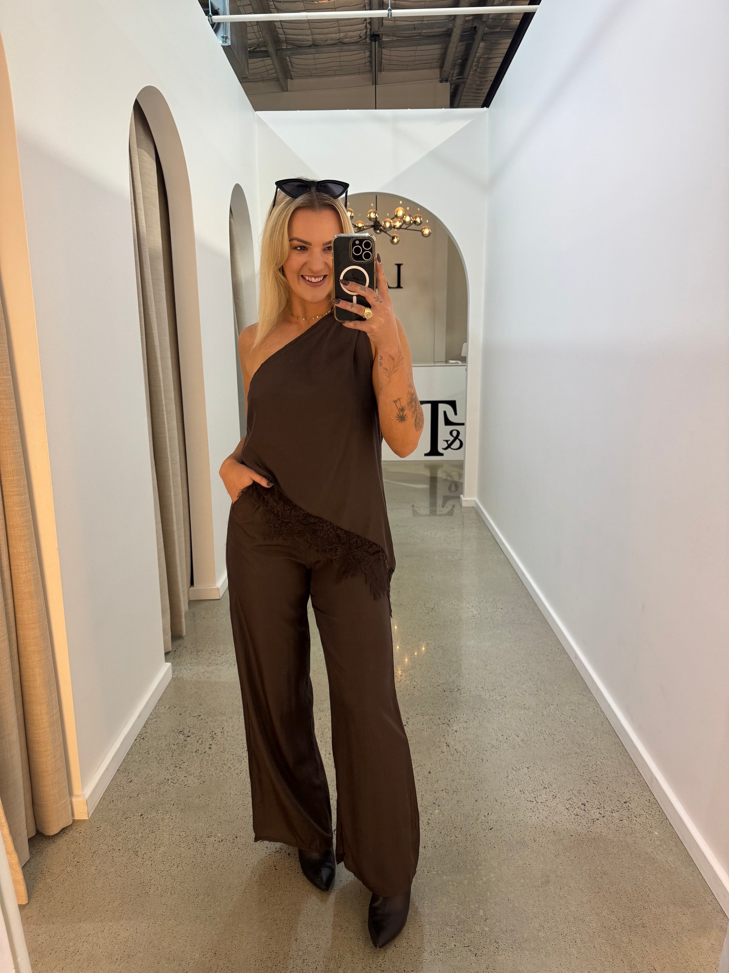 BY FRANKIE / ONE SHOULDER CUPRO TOP CHOCOLATE / 202612-2