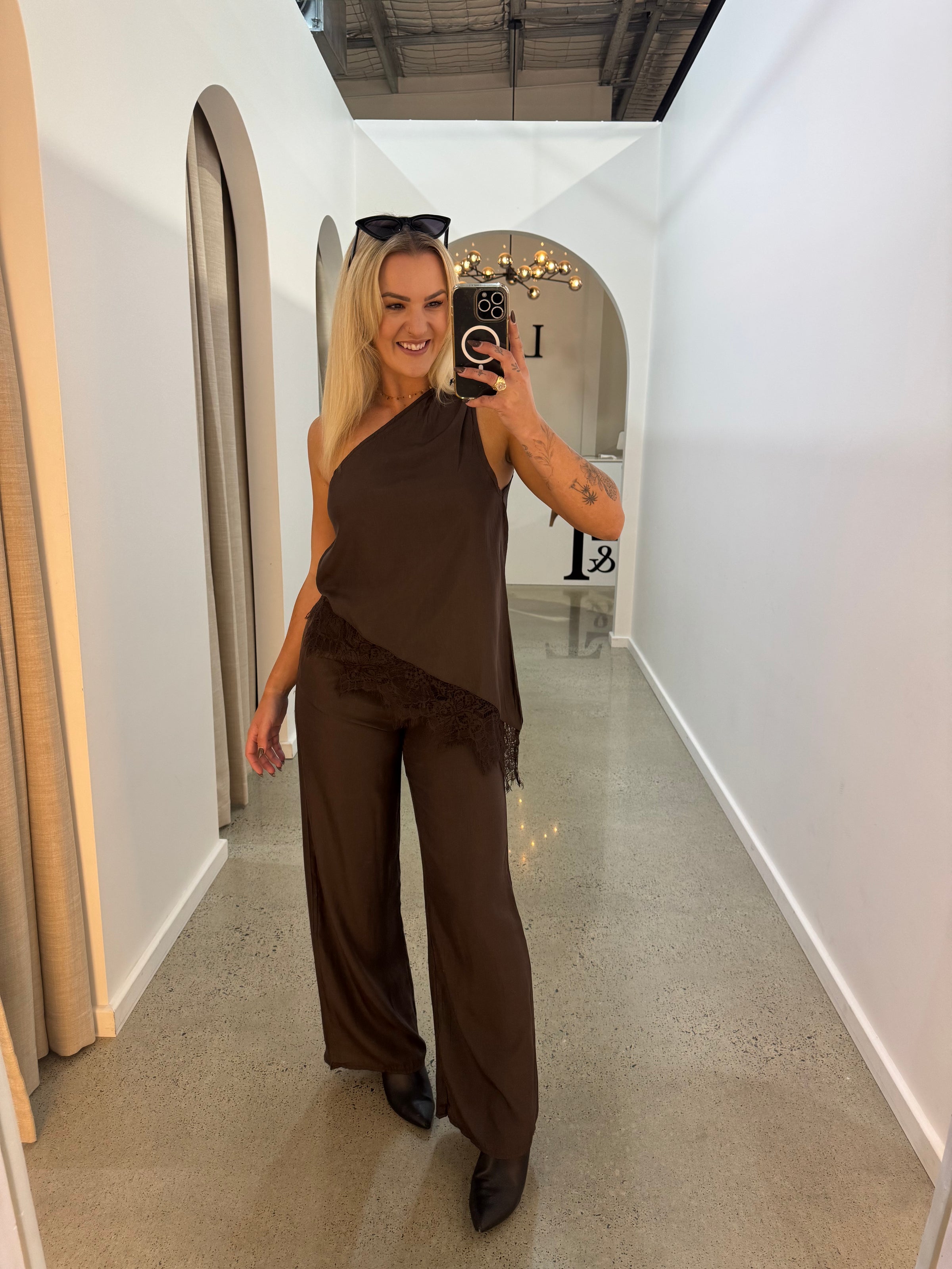 BY FRANKIE / ONE SHOULDER CUPRO TOP CHOCOLATE / 202612-2