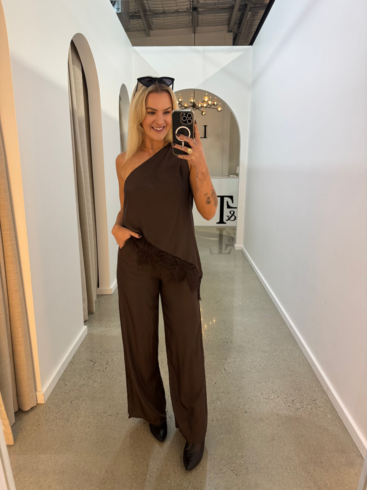 BY FRANKIE / ONE SHOULDER CUPRO TOP CHOCOLATE / 202612-2