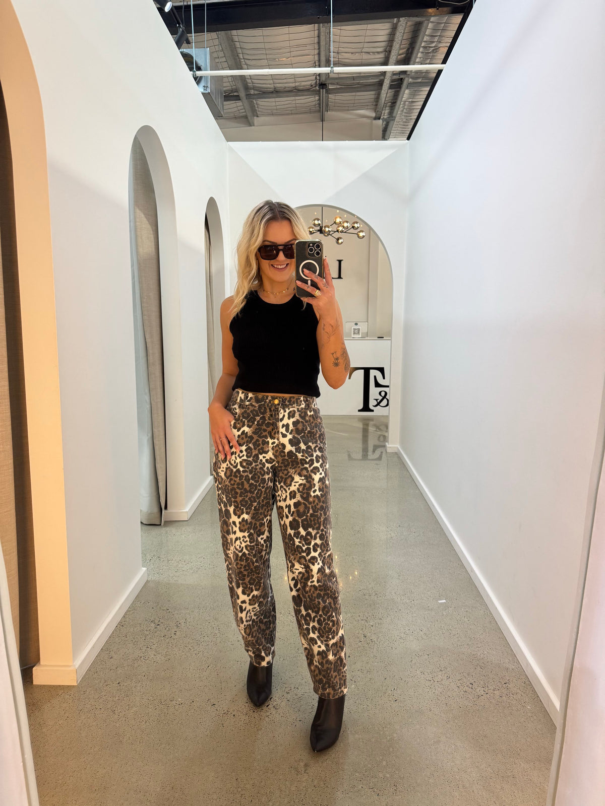 BY FRANKIE / DARK LEOPARD BARREL JEAN / 934-5