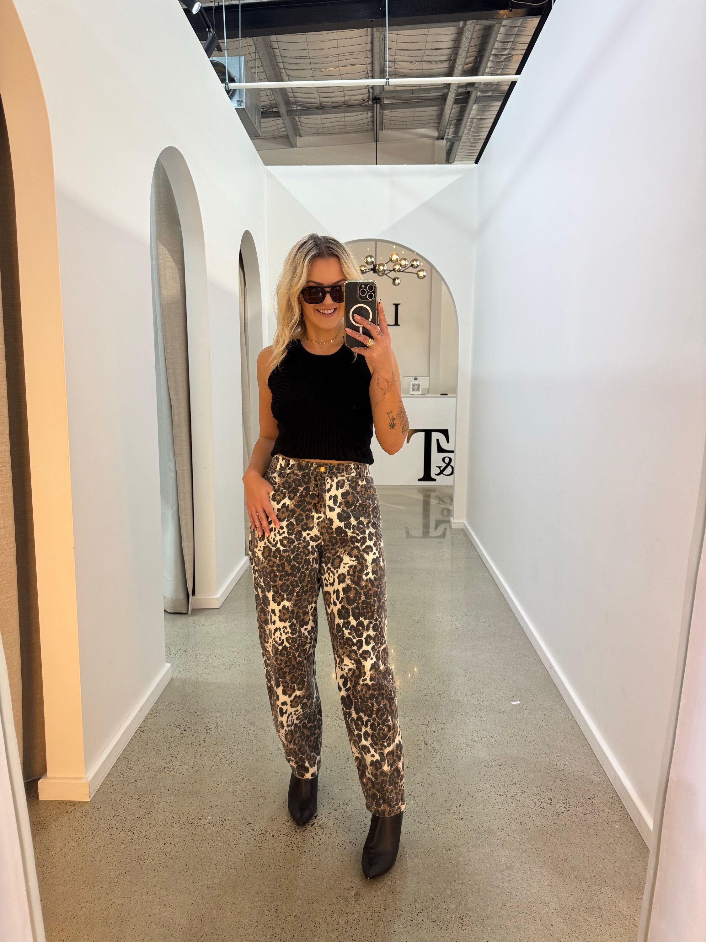 BY FRANKIE / DARK LEOPARD BARREL JEAN / 934-5