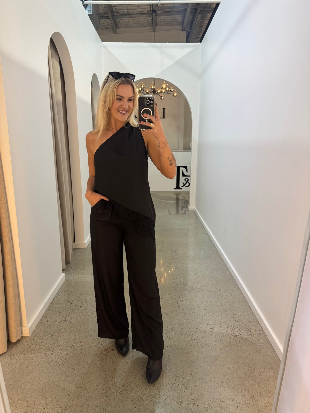 BY FRANKIE / ONE SHOULDER CUPRO TOP BLACK / 202612-1