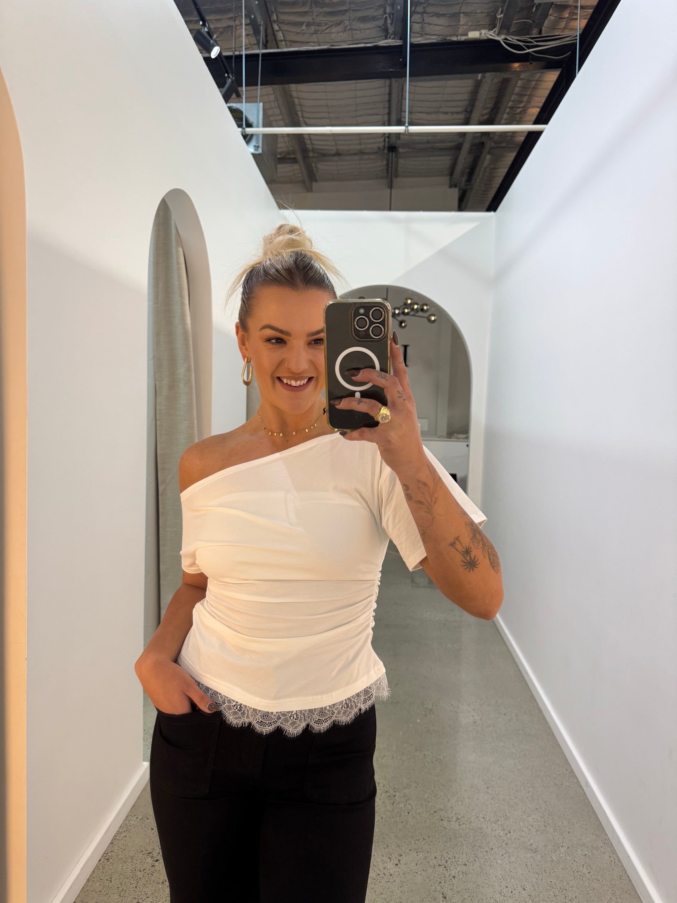 BY FRANKIE / WHITE OFF SHOULDER TEE / 202606