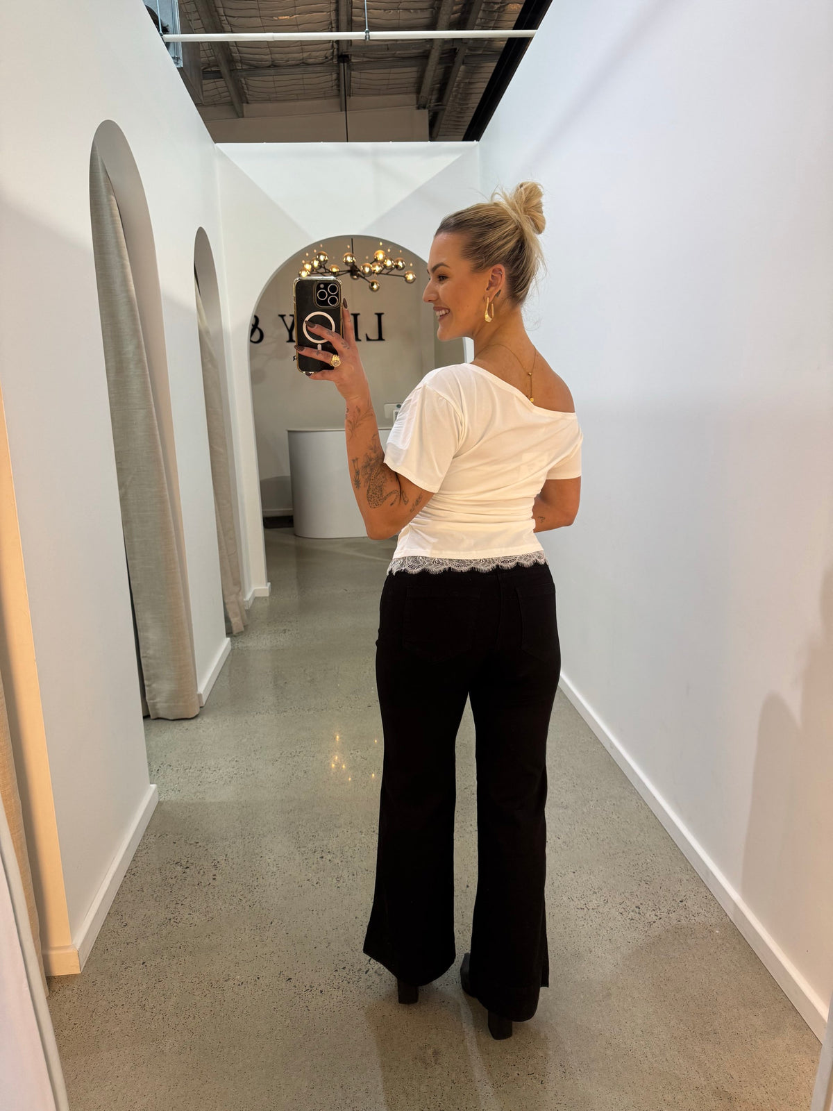 BY FRANKIE / WHITE OFF SHOULDER TEE / 202606
