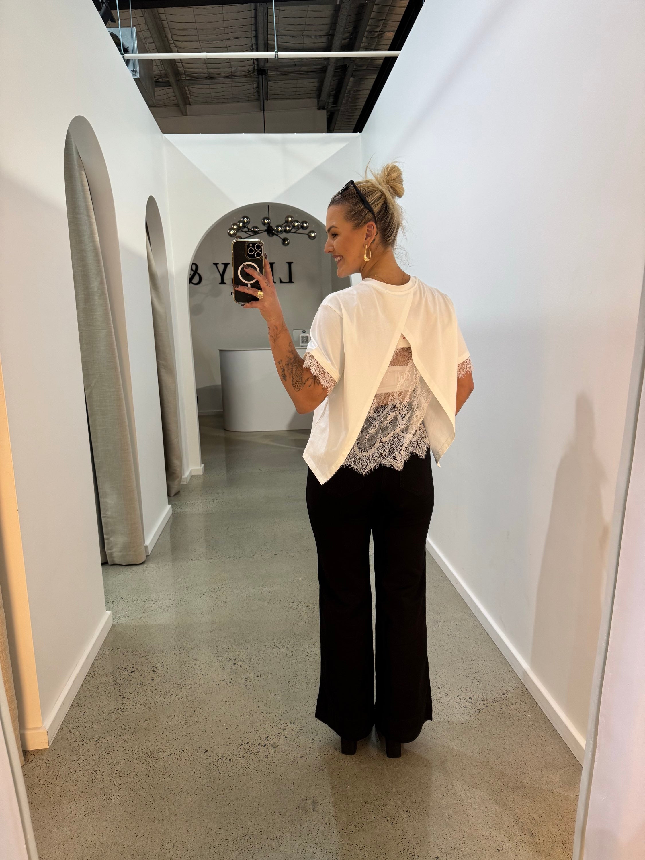 BY FRANKIE / WHITE ASSYM WHITE LACE TRIM TEE / 202601-3