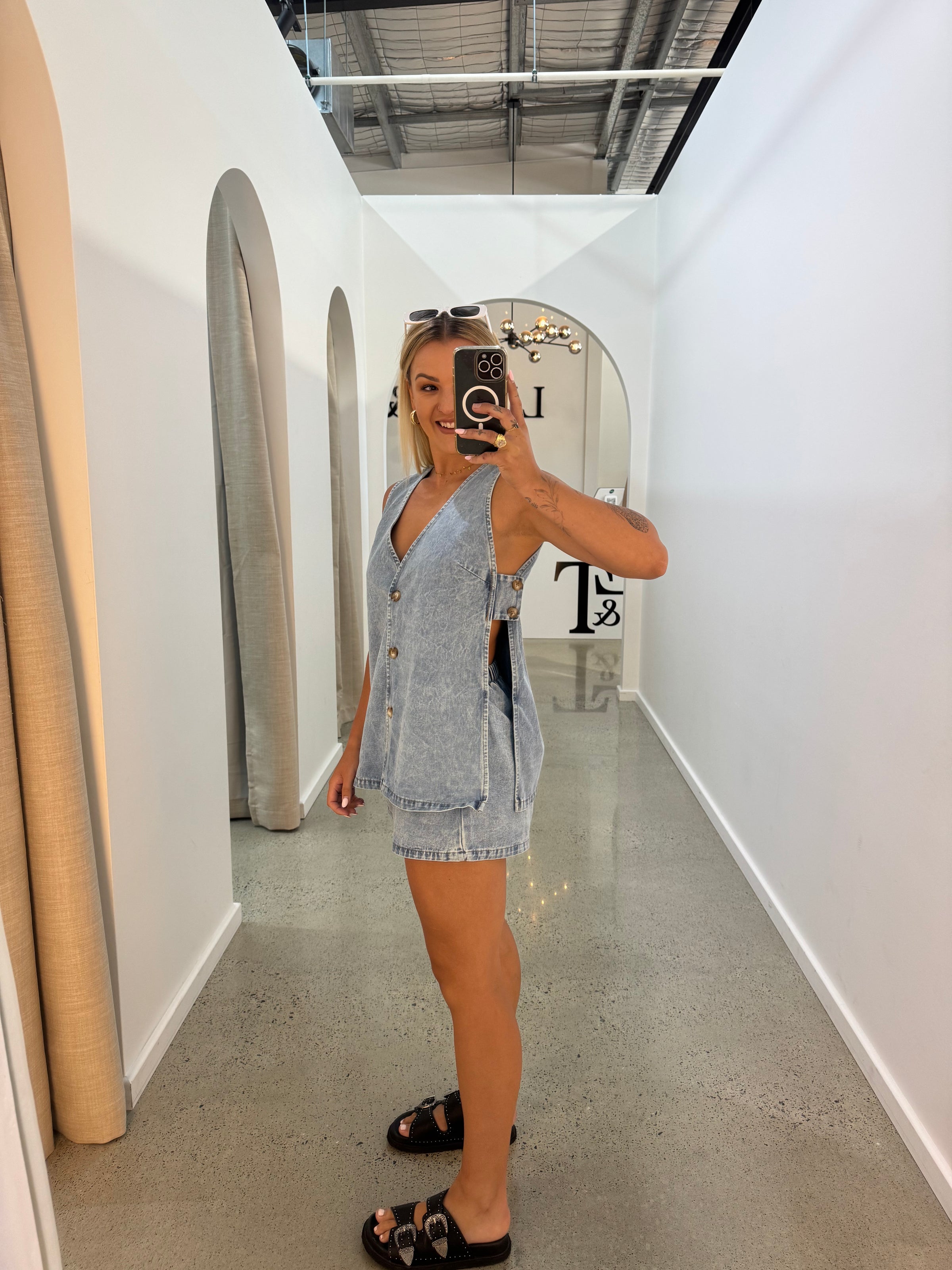 BY FRANKIE / LIGHT DENIM PANEL SHORTS / 66-2
