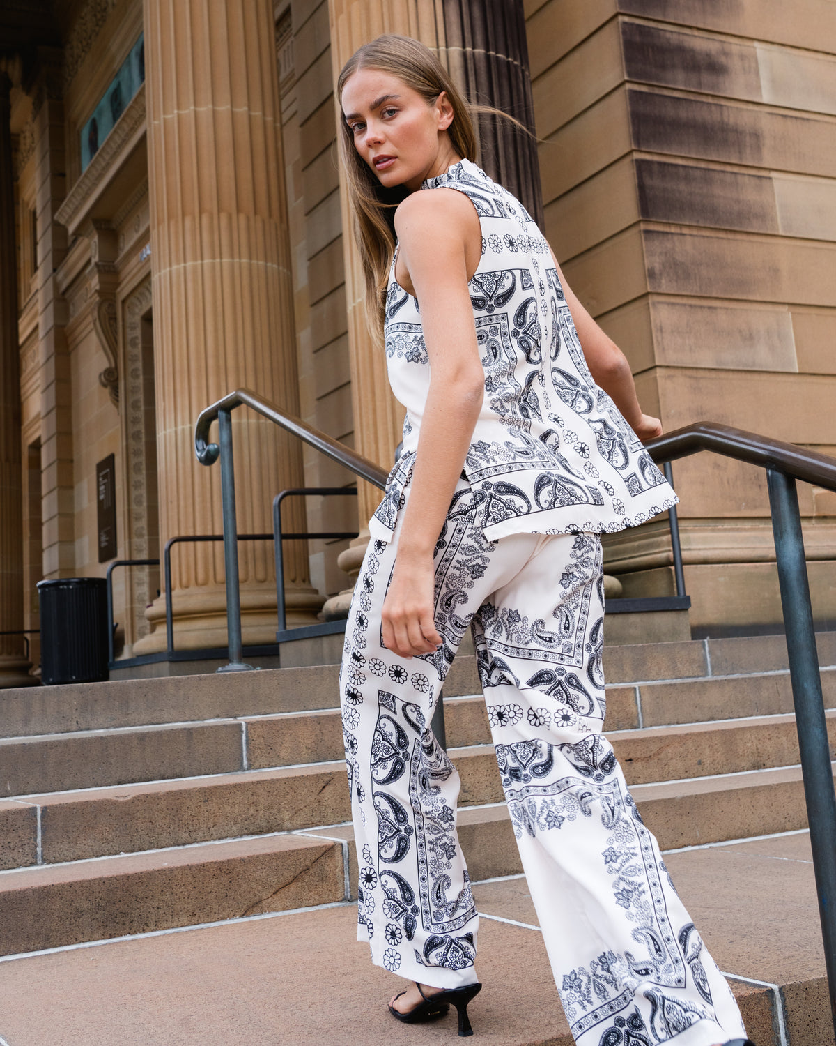WHITE CLOSET / ROSE TOP / TFE10489