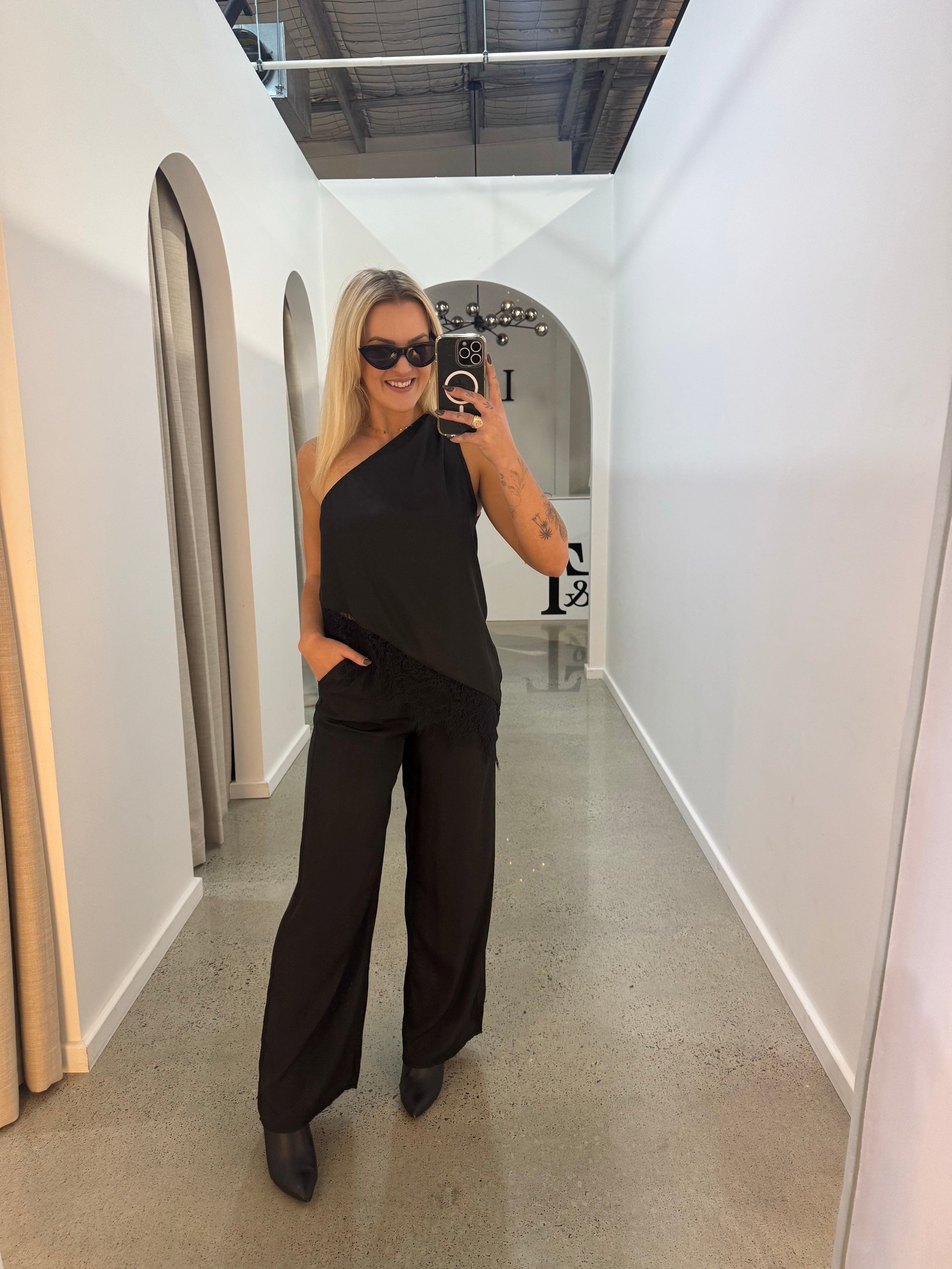BY FRANKIE / ONE SHOULDER CUPRO TOP BLACK / 202612-1