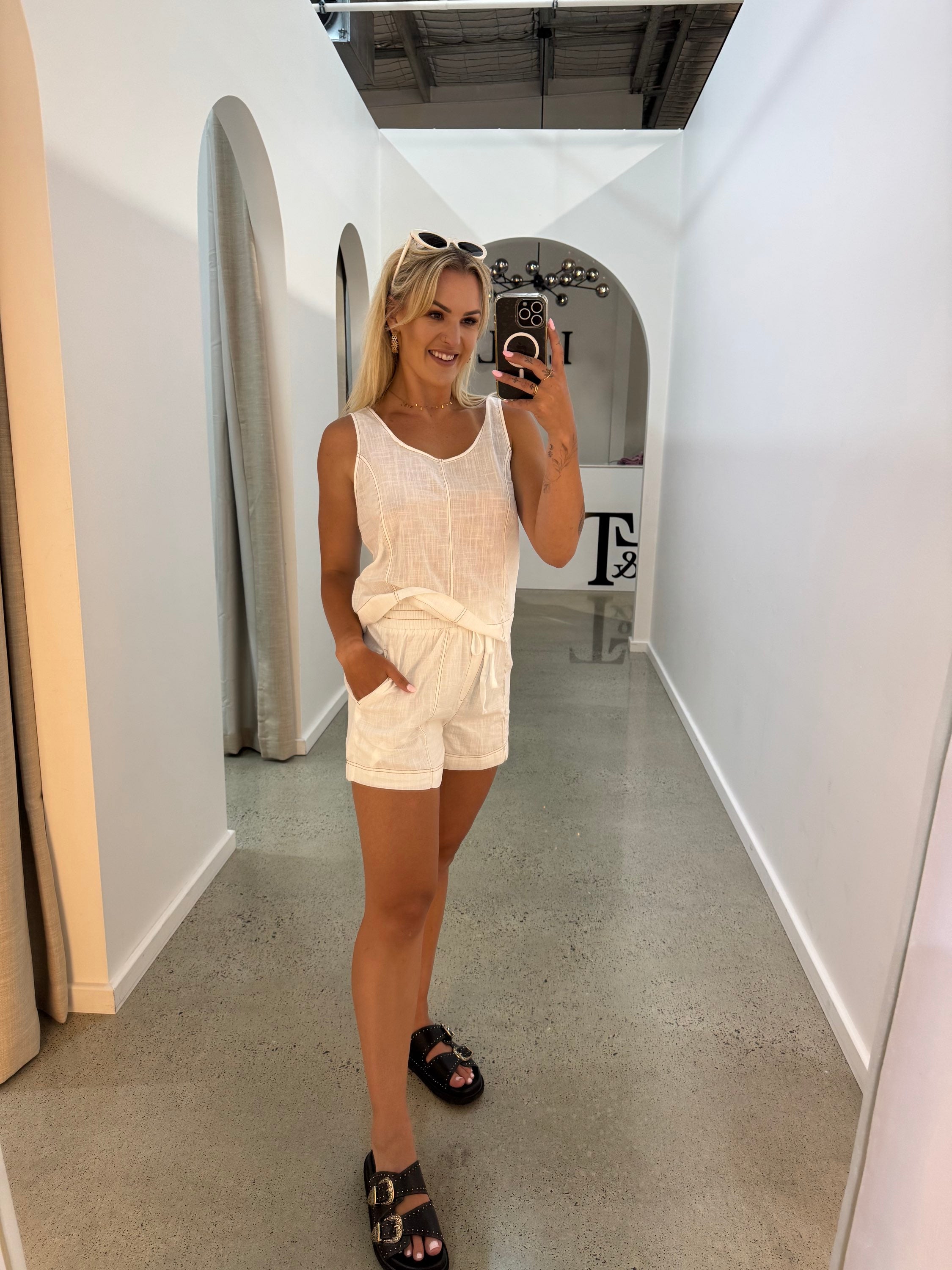 BY FRANKIE / WHITE STITCHED SHORTS / 79-2