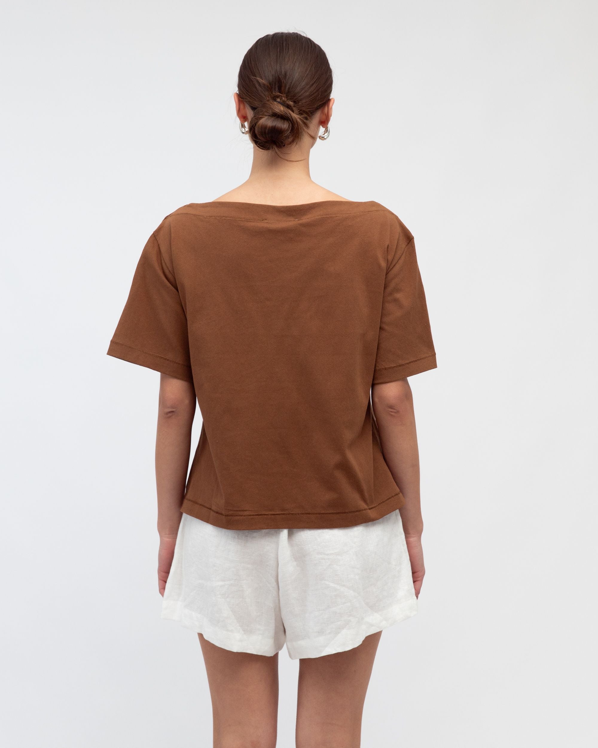 WHITE CLOSET / JENNA BOAT NECK TEE / CHOCOLATE / TF10936