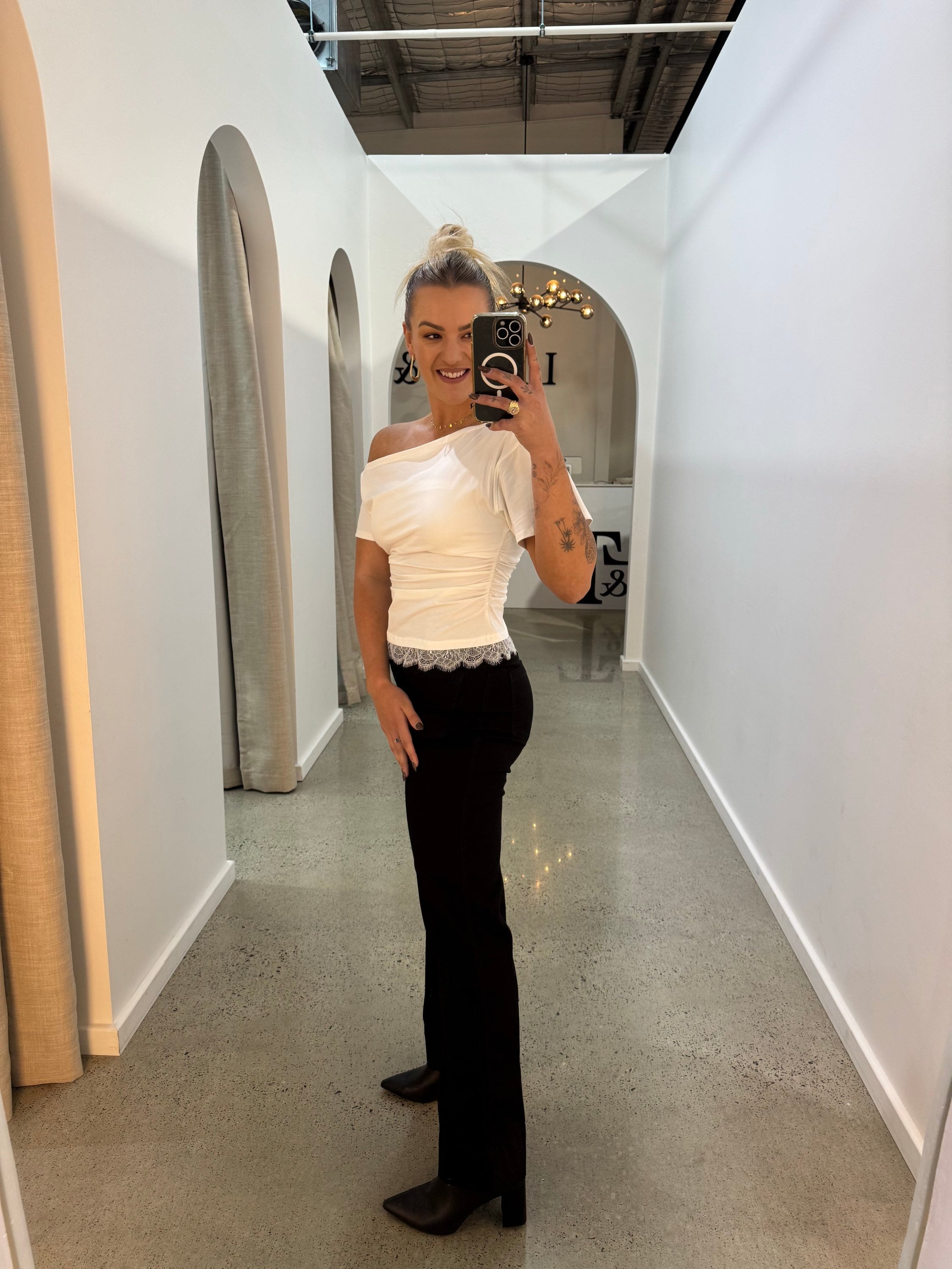 BY FRANKIE / WHITE OFF SHOULDER TEE / 202606