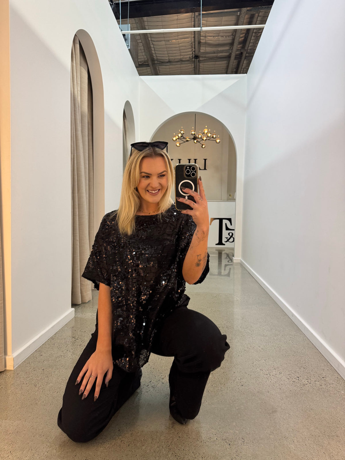 BY FRANKIE / BLACK SEQUINS TEE / 231-21