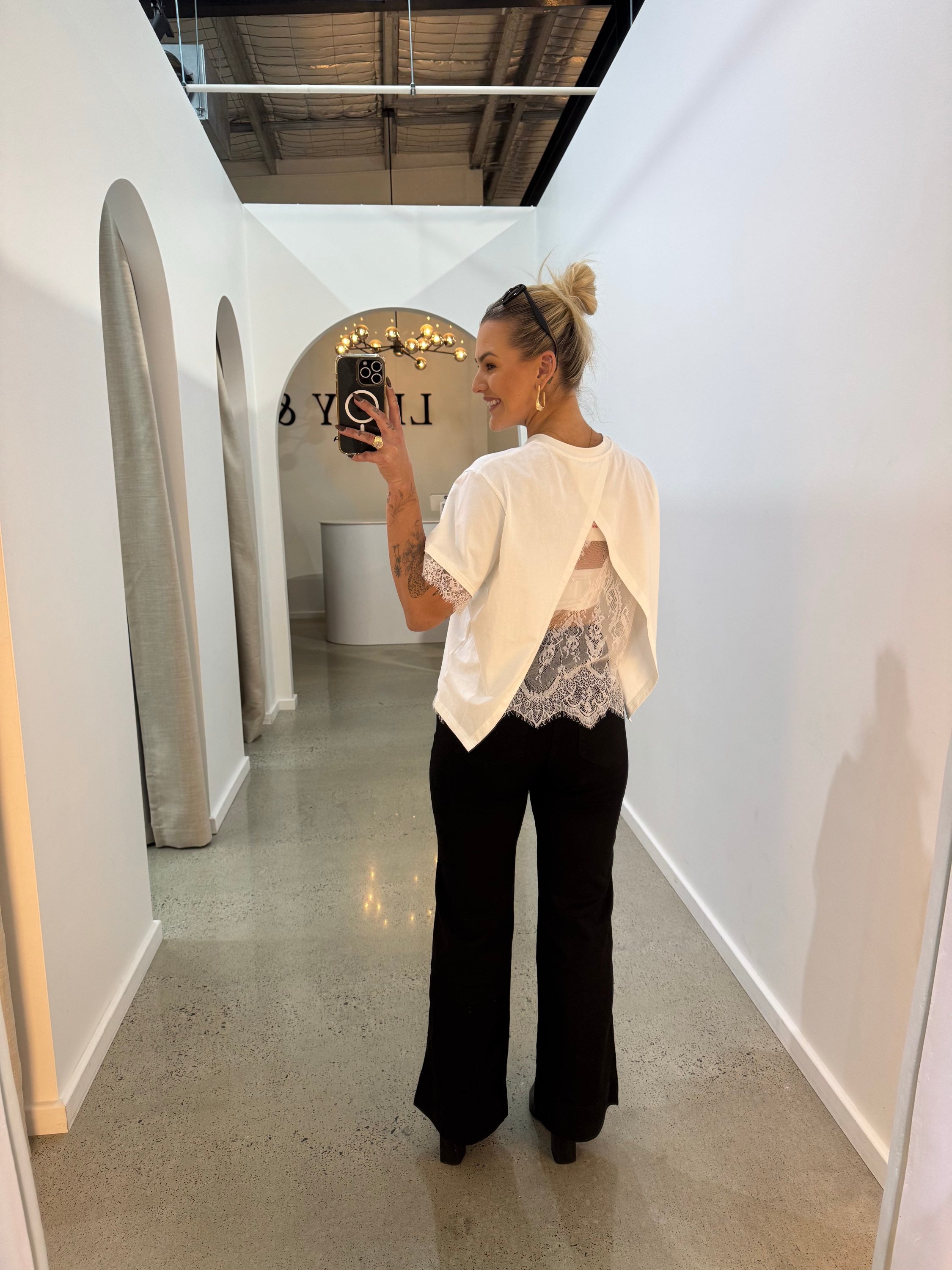 BY FRANKIE / WHITE ASSYM WHITE LACE TRIM TEE / 202601-3