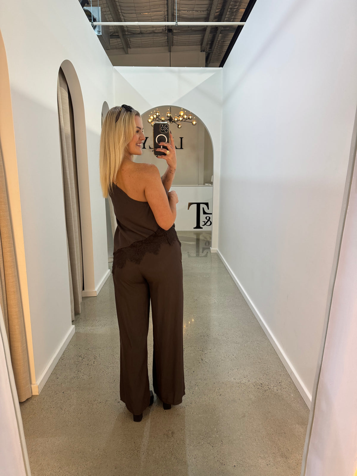 BY FRANKIE / ONE SHOULDER CUPRO TOP CHOCOLATE / 202612-2