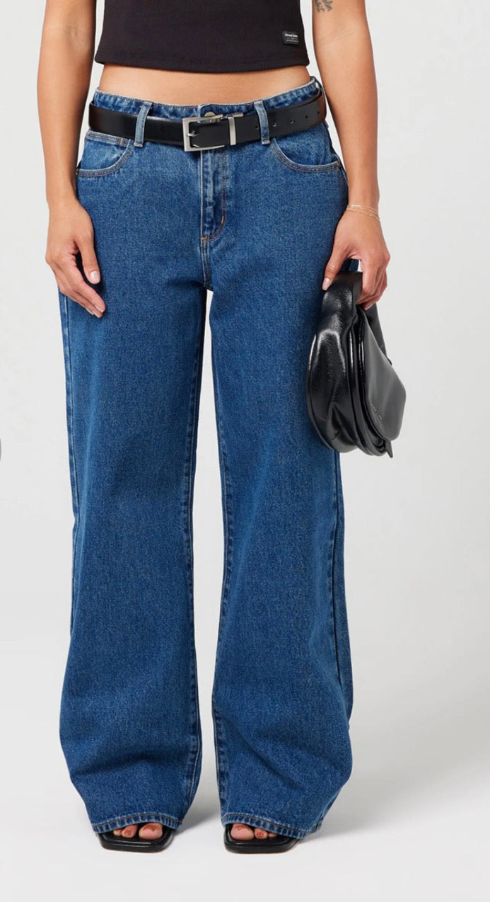ABRAND / 95 BAGGY PETITE BELLA / MID BLUE / A42J77