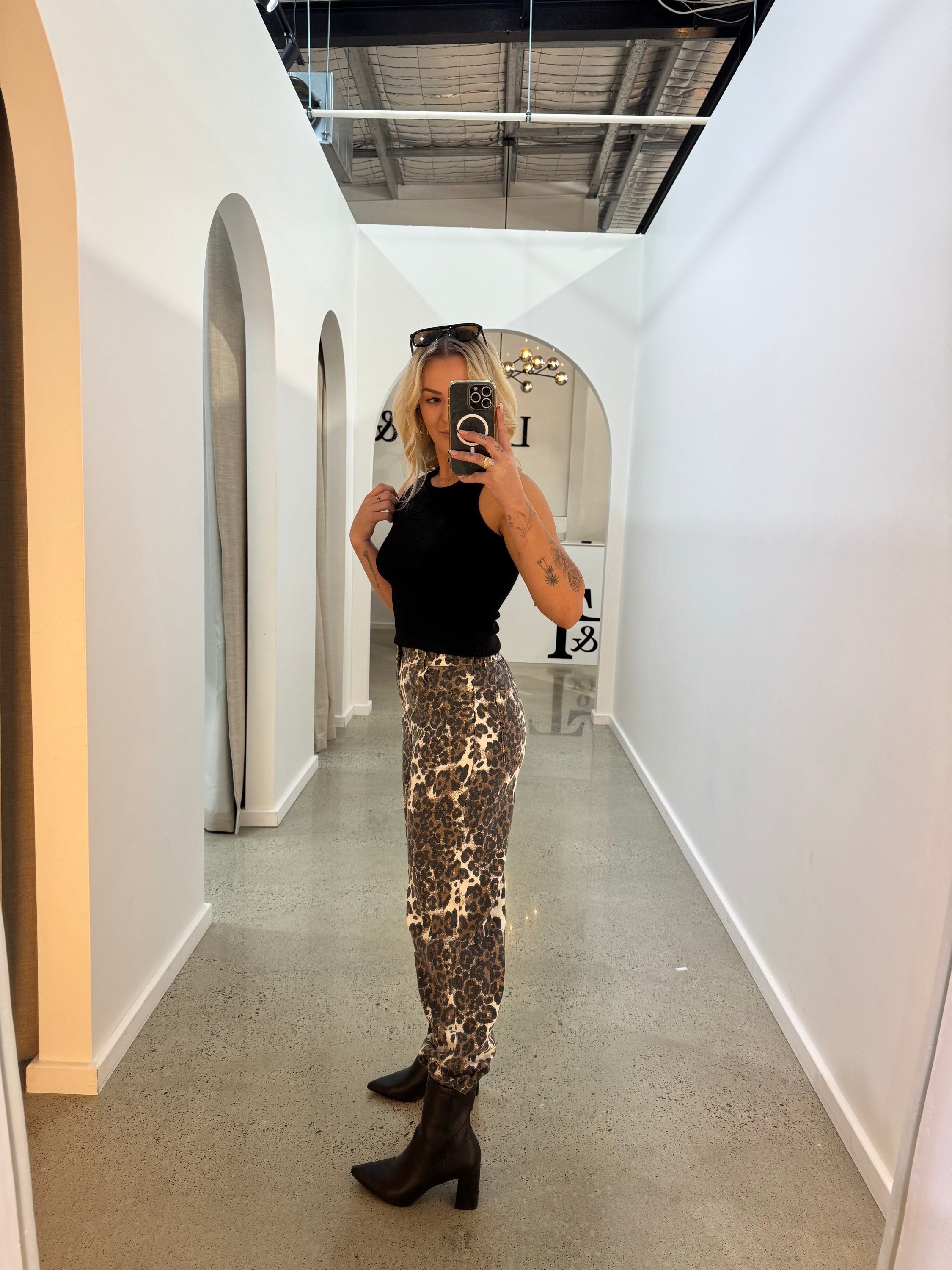 BY FRANKIE / DARK LEOPARD BARREL JEAN / 934-5