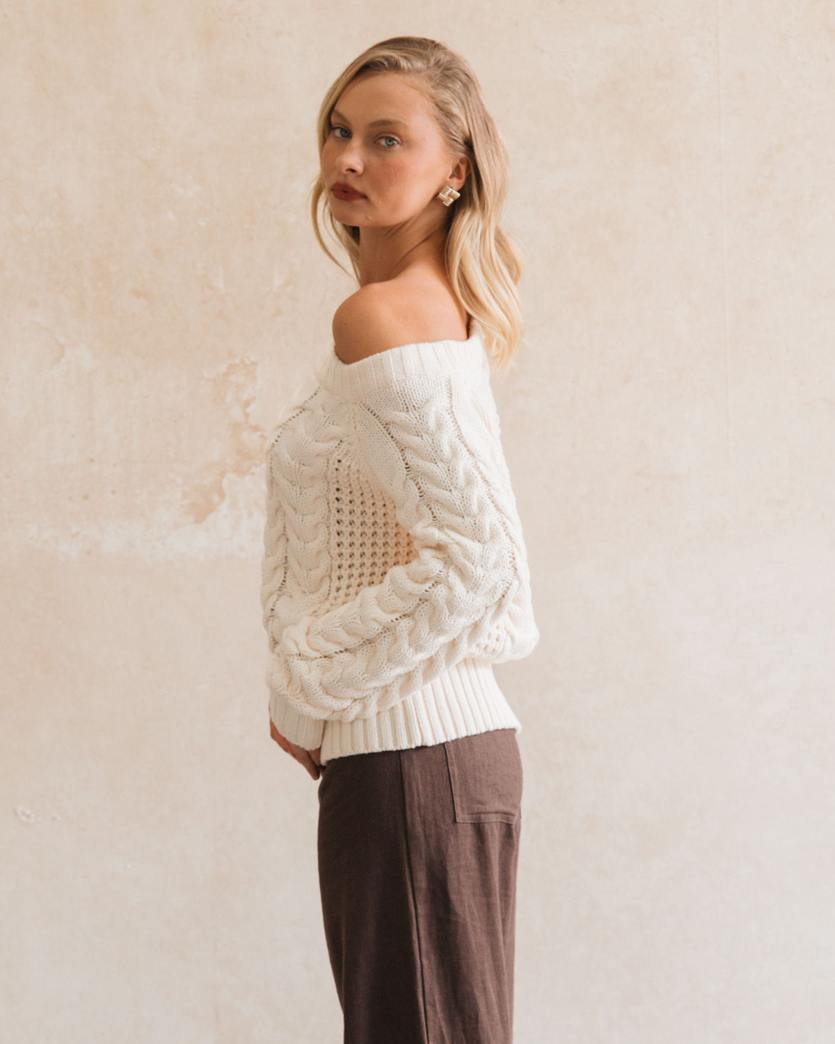 WHITE CLOSET / ELSA OFF SHOULDER KNIT / TF11624