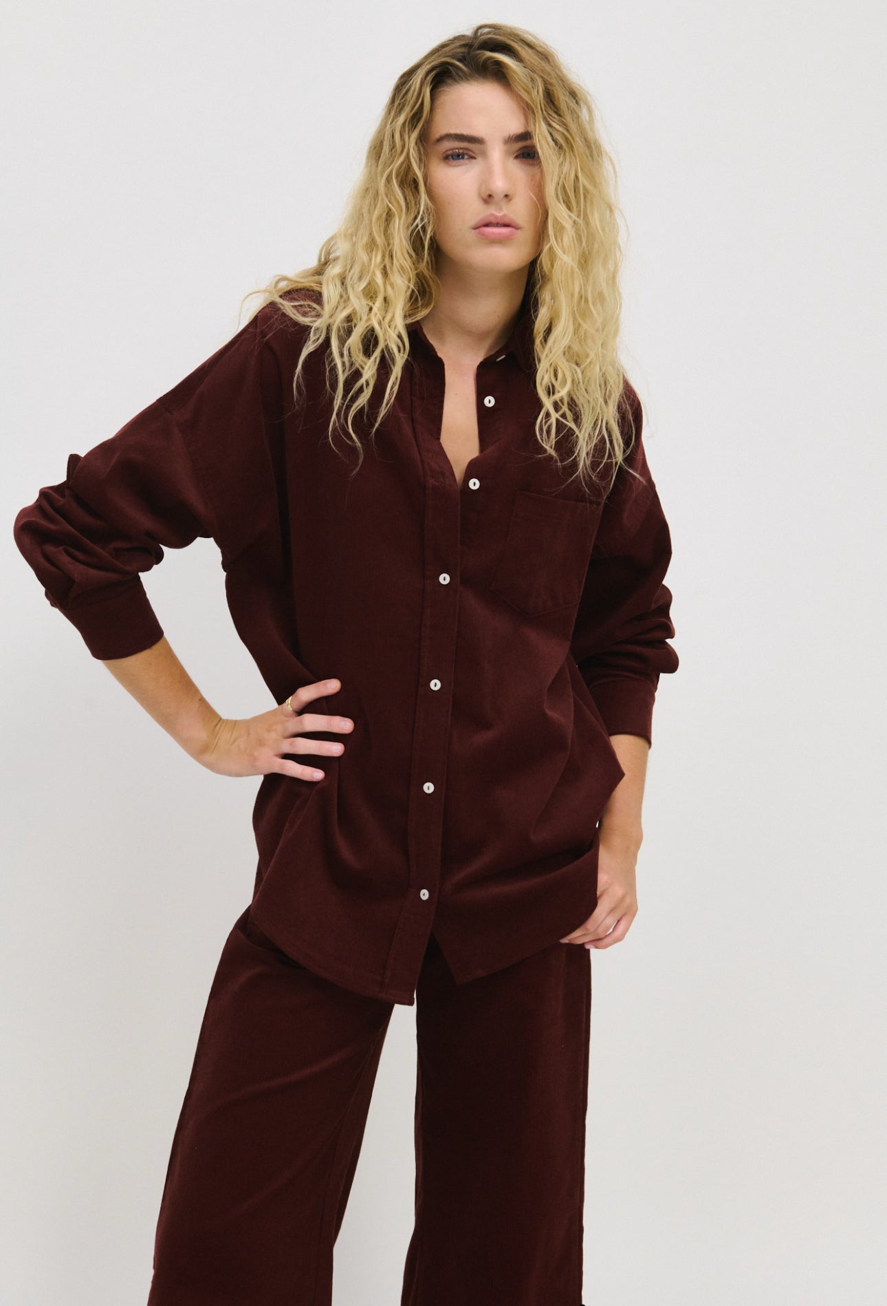 LITTLE LIES / JUDE CORD SHIRT / WINE / R25031401
