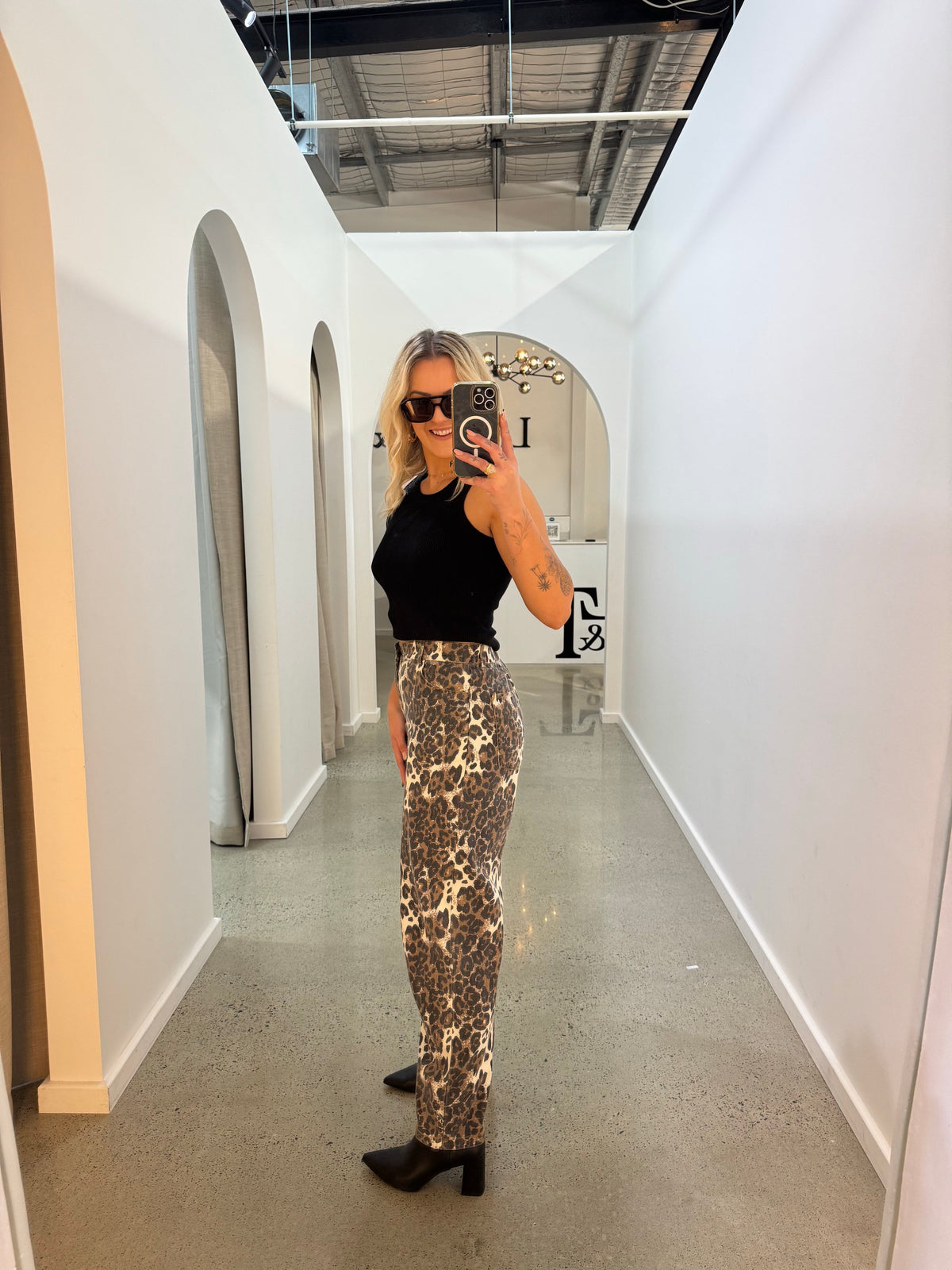 BY FRANKIE / DARK LEOPARD BARREL JEAN / 934-5