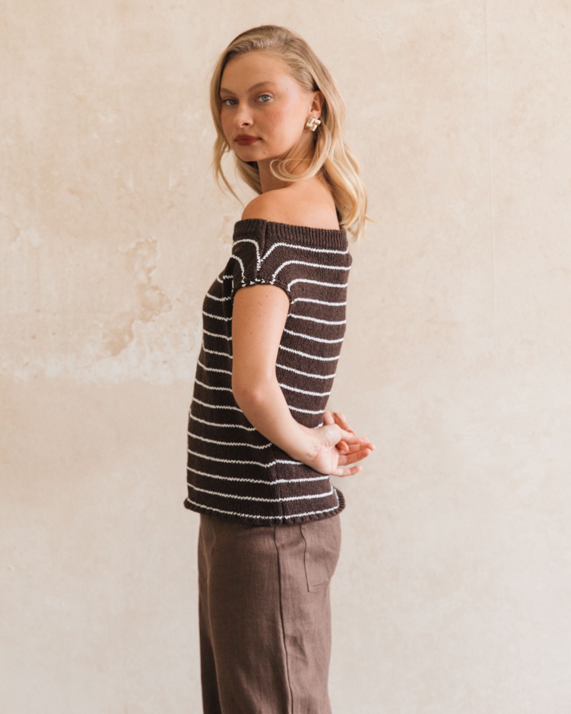 WHITE CLOSET / STRIPPED OUT ONE SHOULDER TOP / CHOCOLATE / TF11513