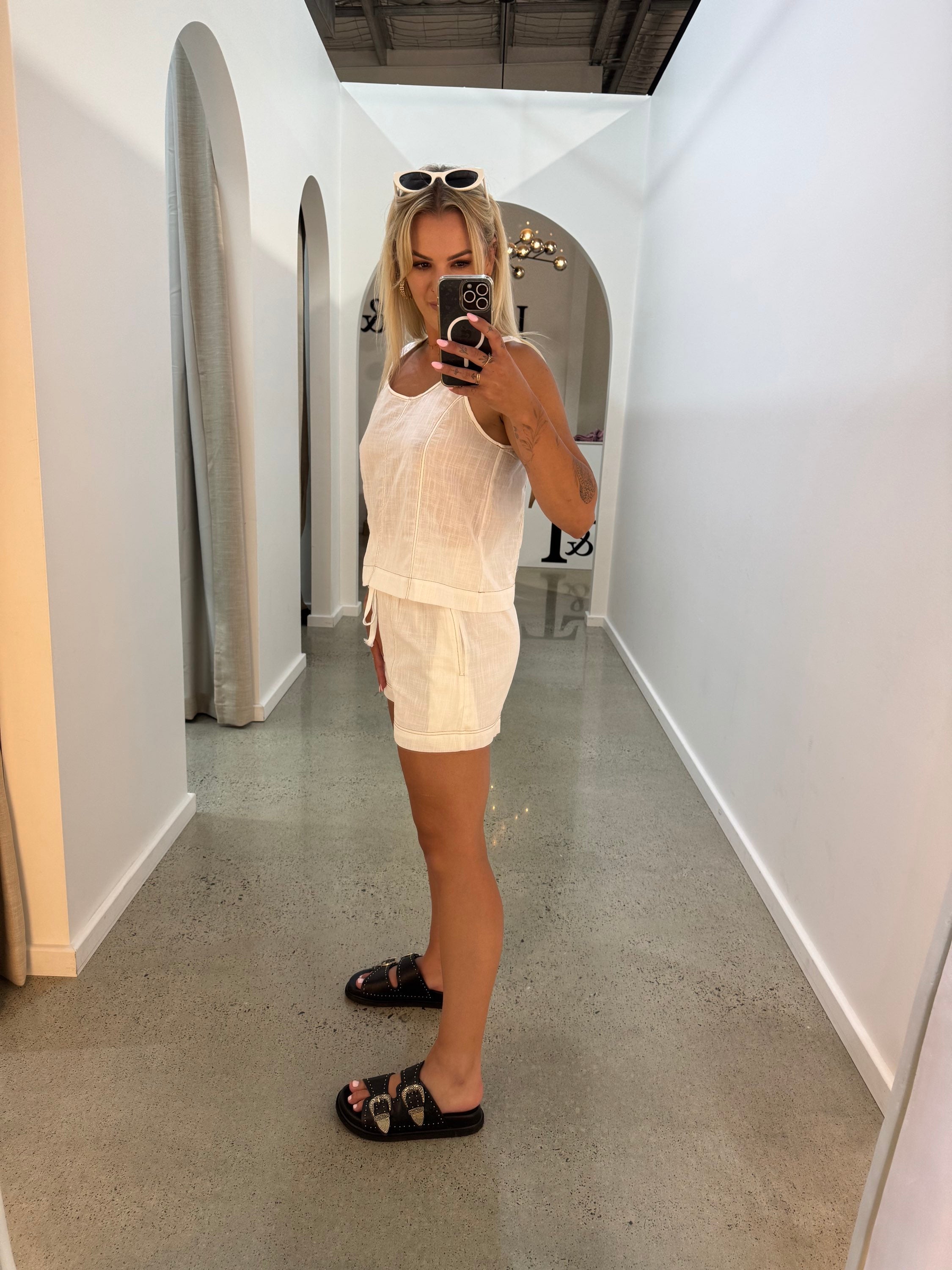 BY FRANKIE / WHITE STITCHED SHORTS / 79-2