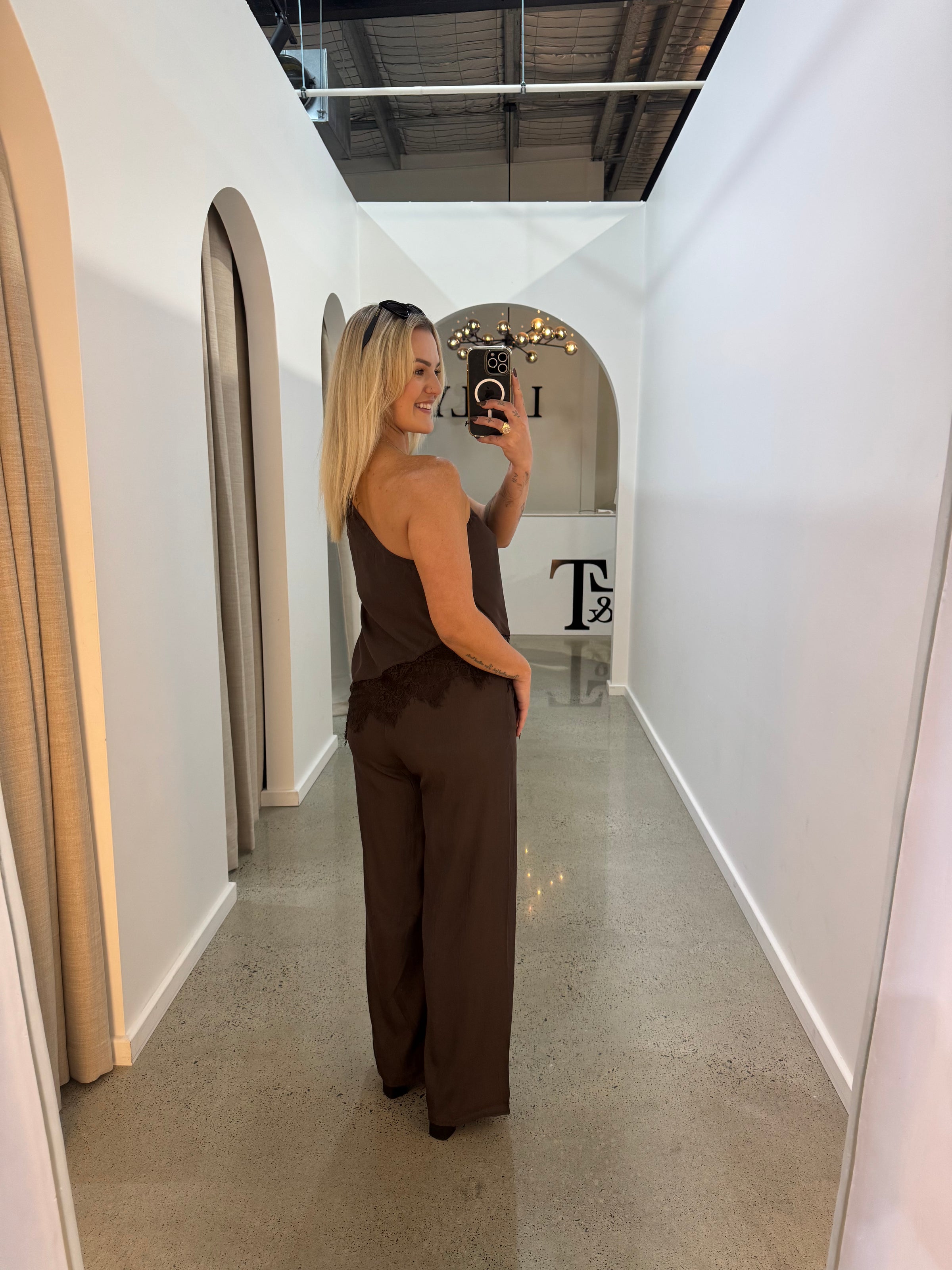 BY FRANKIE / ONE SHOULDER CUPRO TOP CHOCOLATE / 202612-2