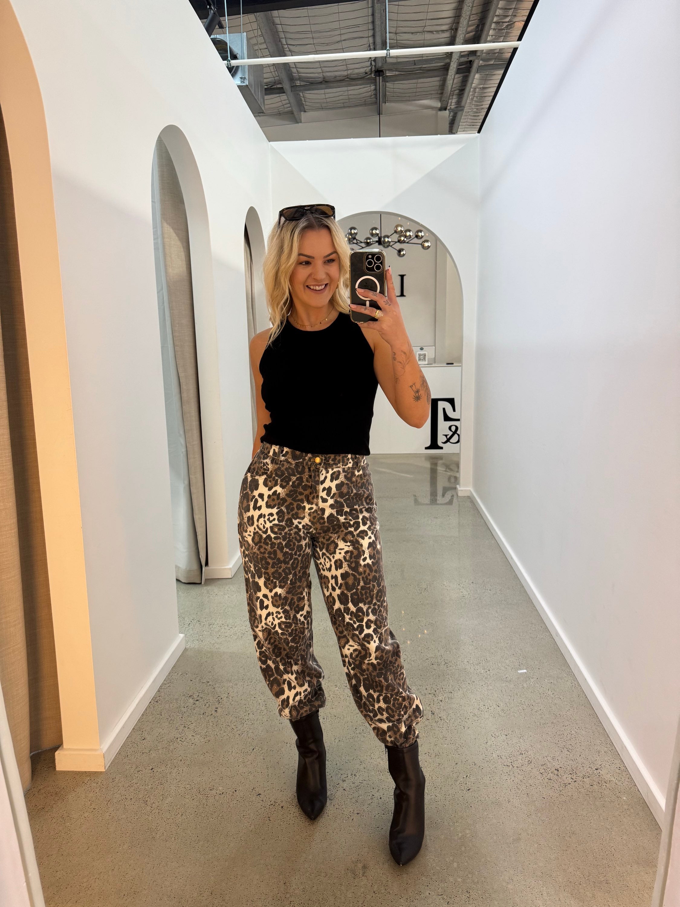 BY FRANKIE / DARK LEOPARD BARREL JEAN / 934-5