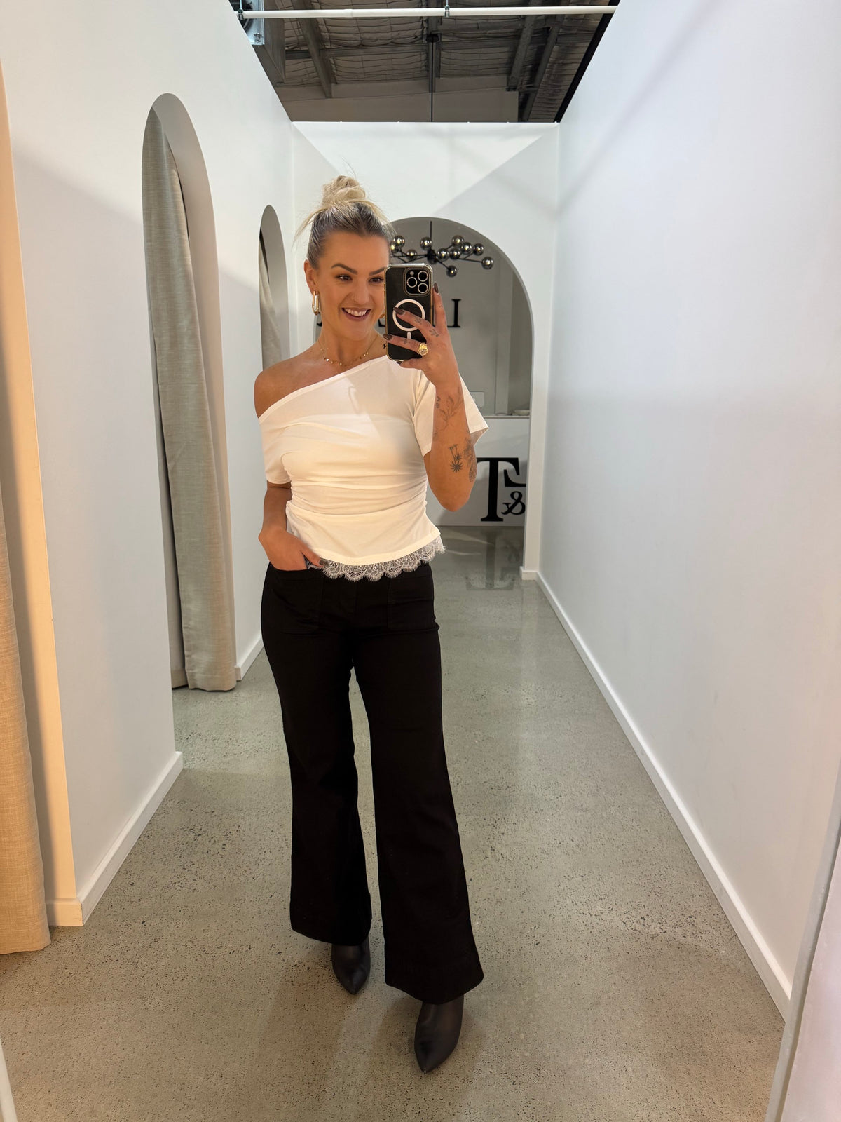 BY FRANKIE / WHITE OFF SHOULDER TEE / 202606