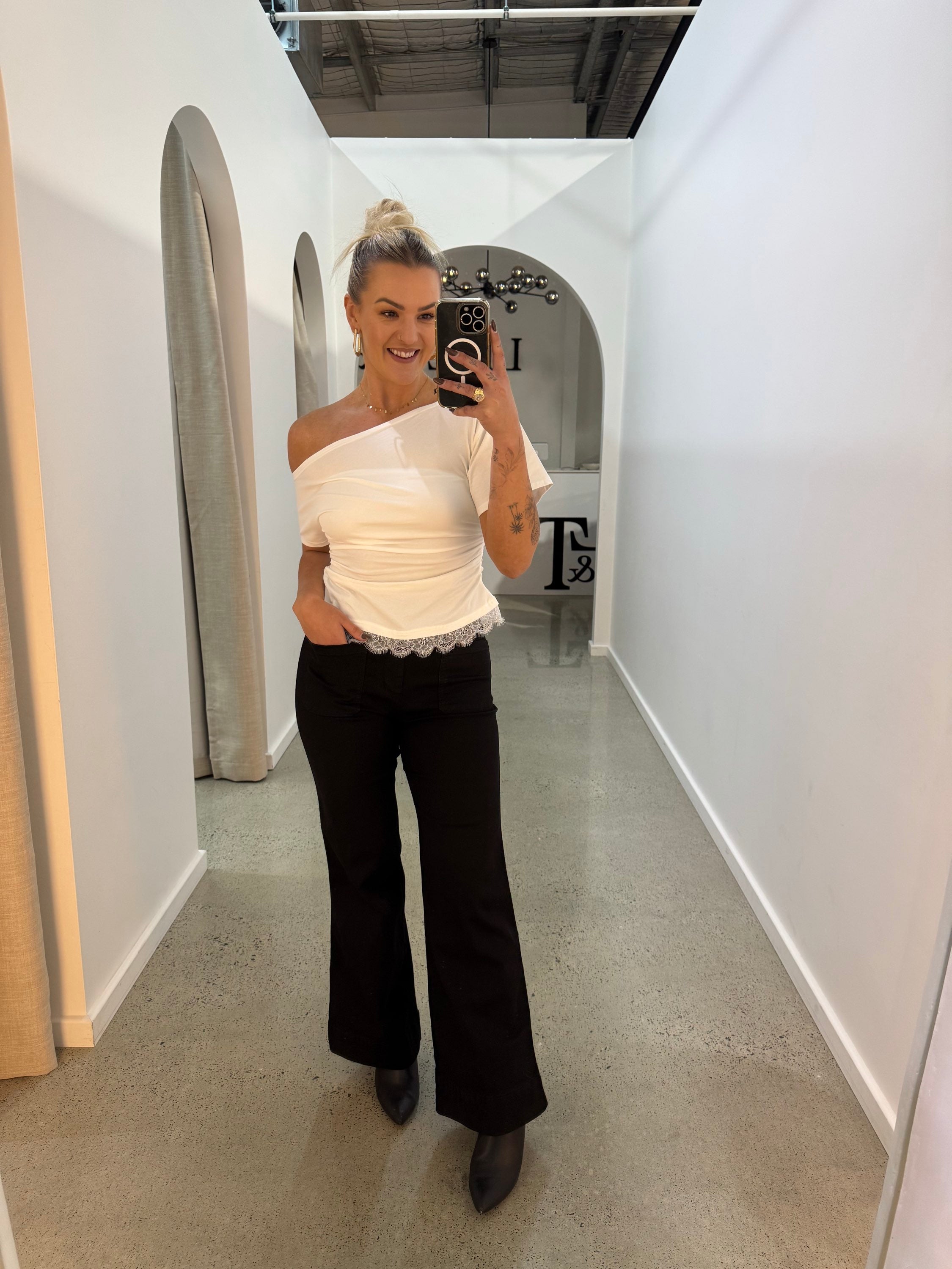 BY FRANKIE / WHITE OFF SHOULDER TEE / 202606