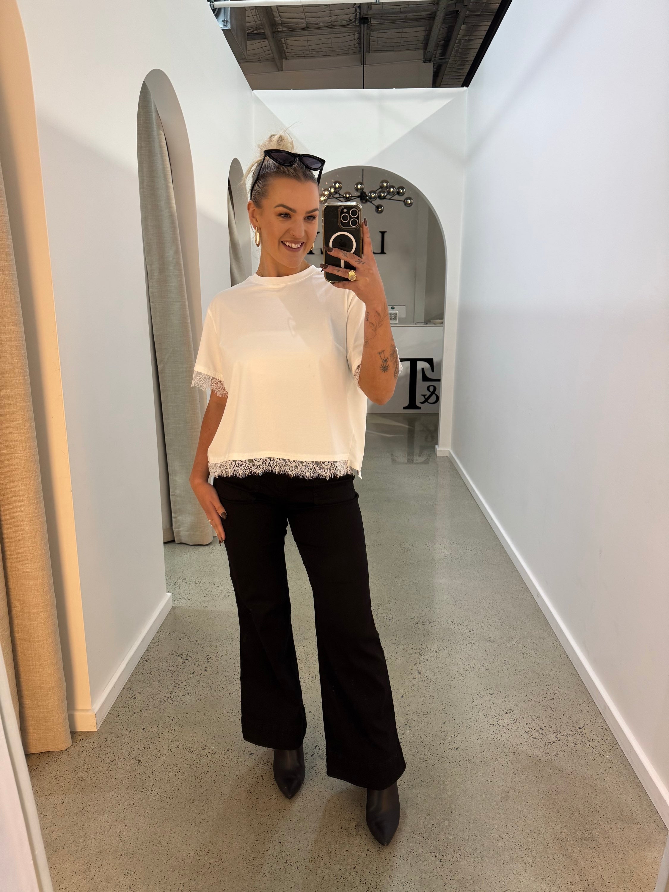 BY FRANKIE / WHITE ASSYM WHITE LACE TRIM TEE / 202601-3