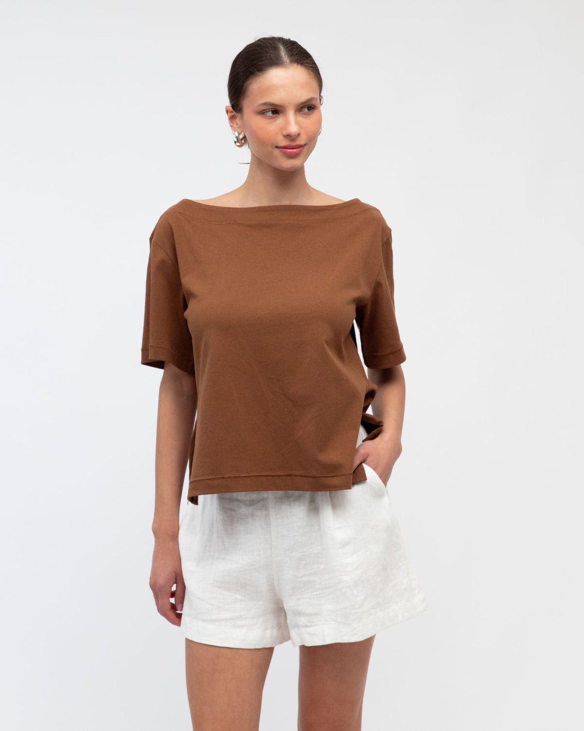 WHITE CLOSET / JENNA BOAT NECK TEE / CHOCOLATE / TF10936