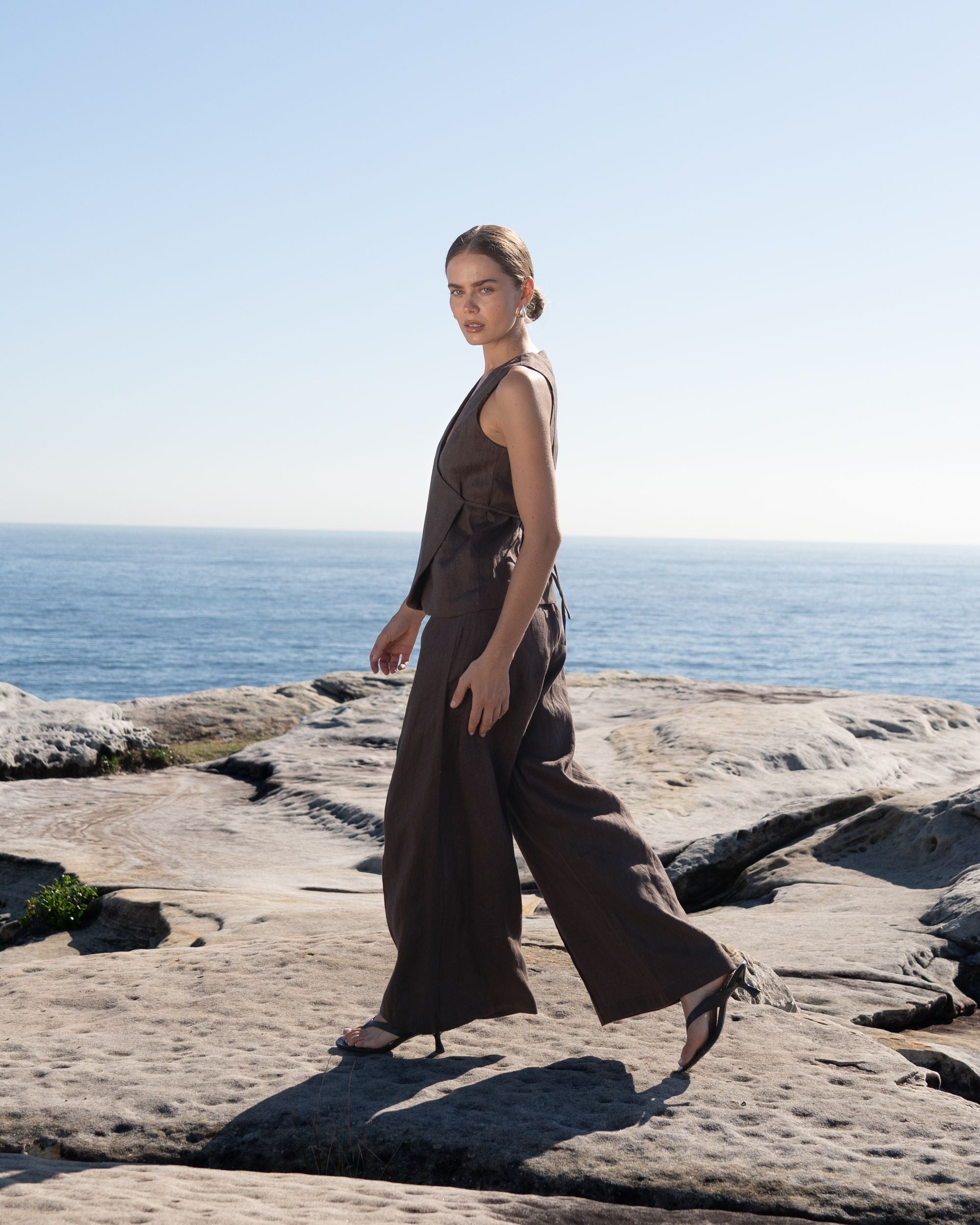 WHITE CLOSET / CHOCOLATE LINEN VEST / TFL10444