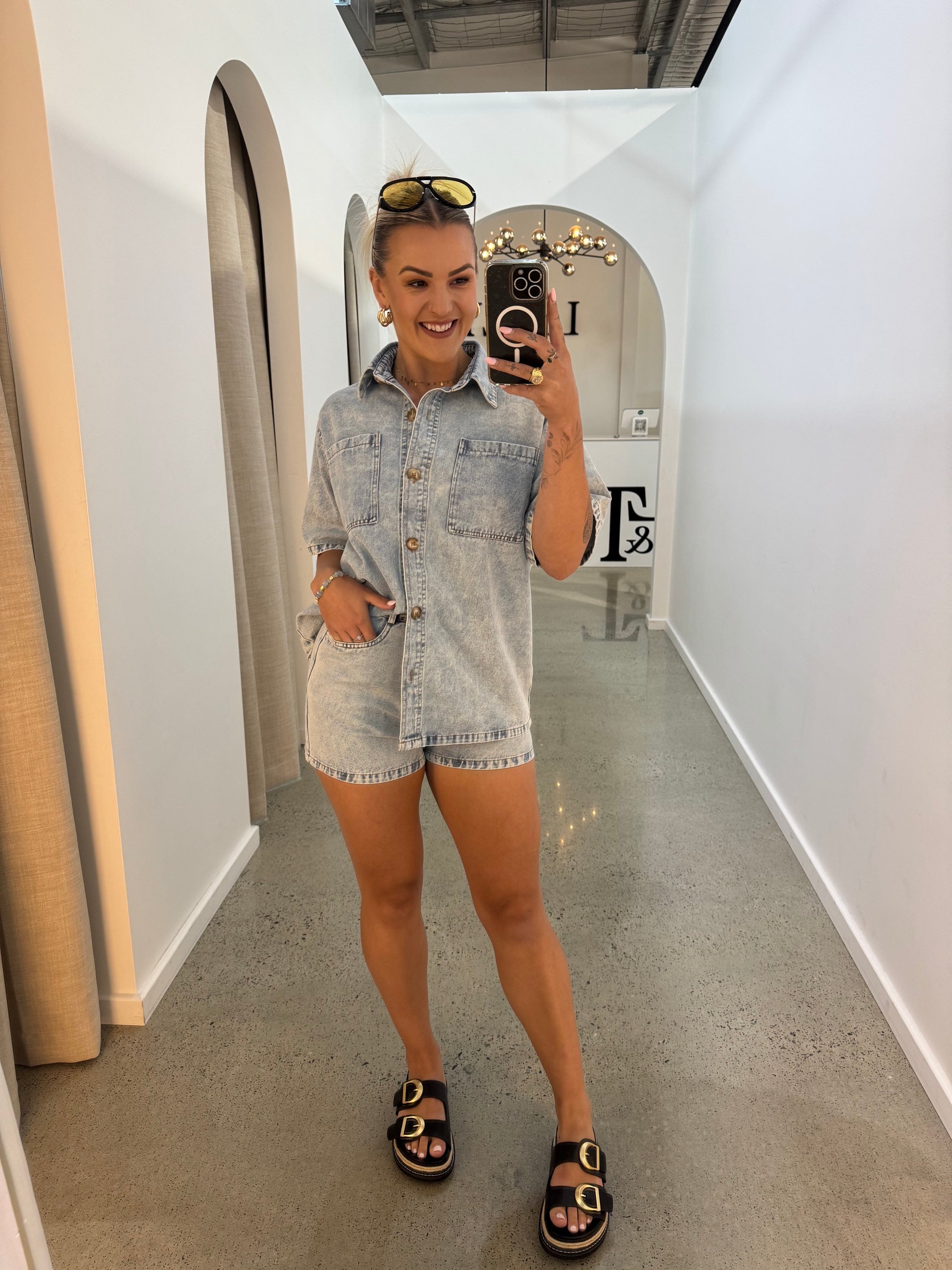 BY FRANKIE / LIGHT ACID WASH SHORTS / 999-7