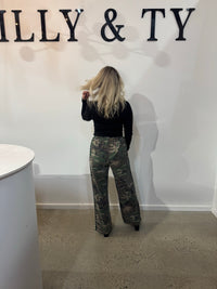 BY FRANKIE / CAMO PANTS WITH GREEN HEARTS / 526-36