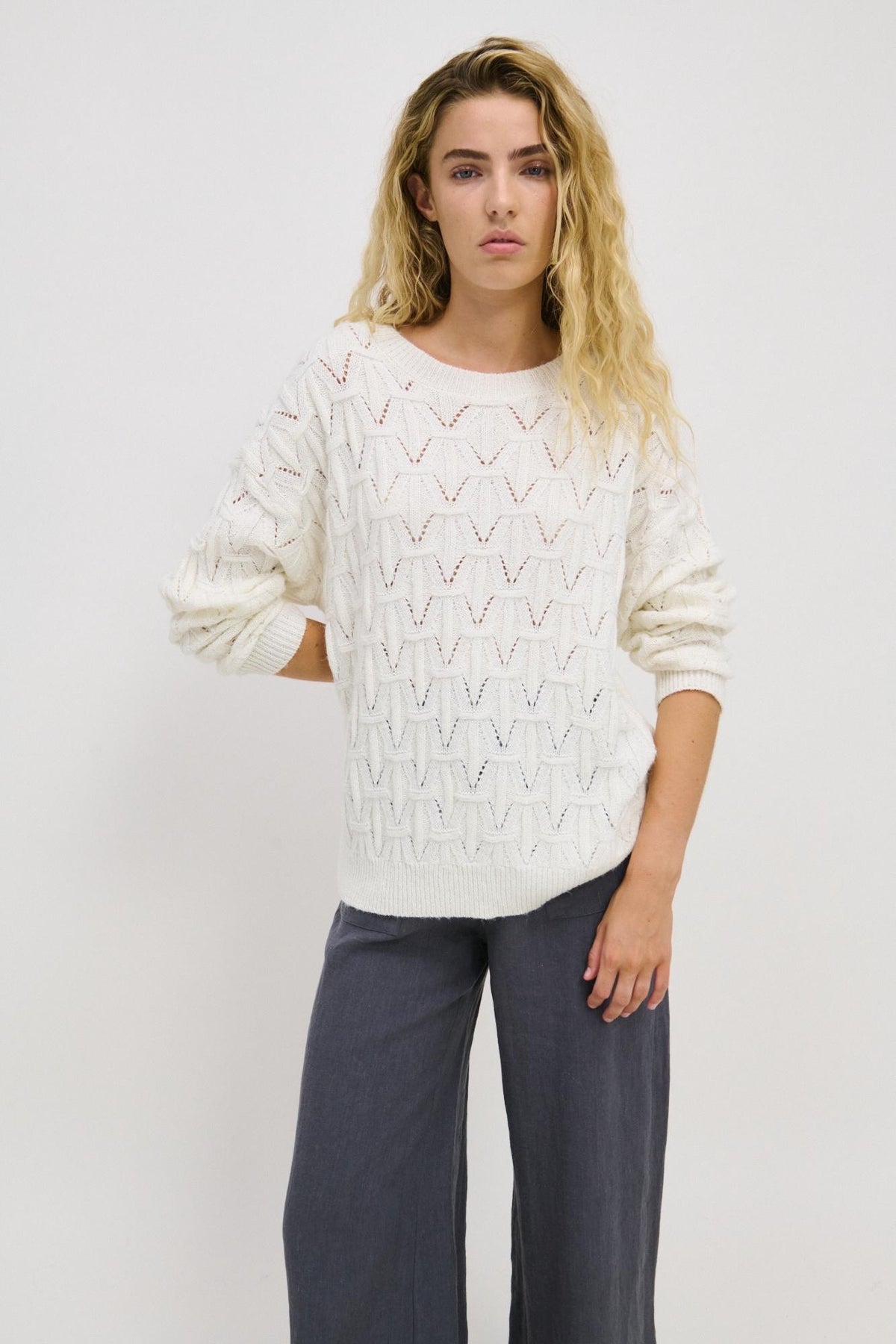 LITTLE LIES / INDIA CREAM  SWEATER / K24121804