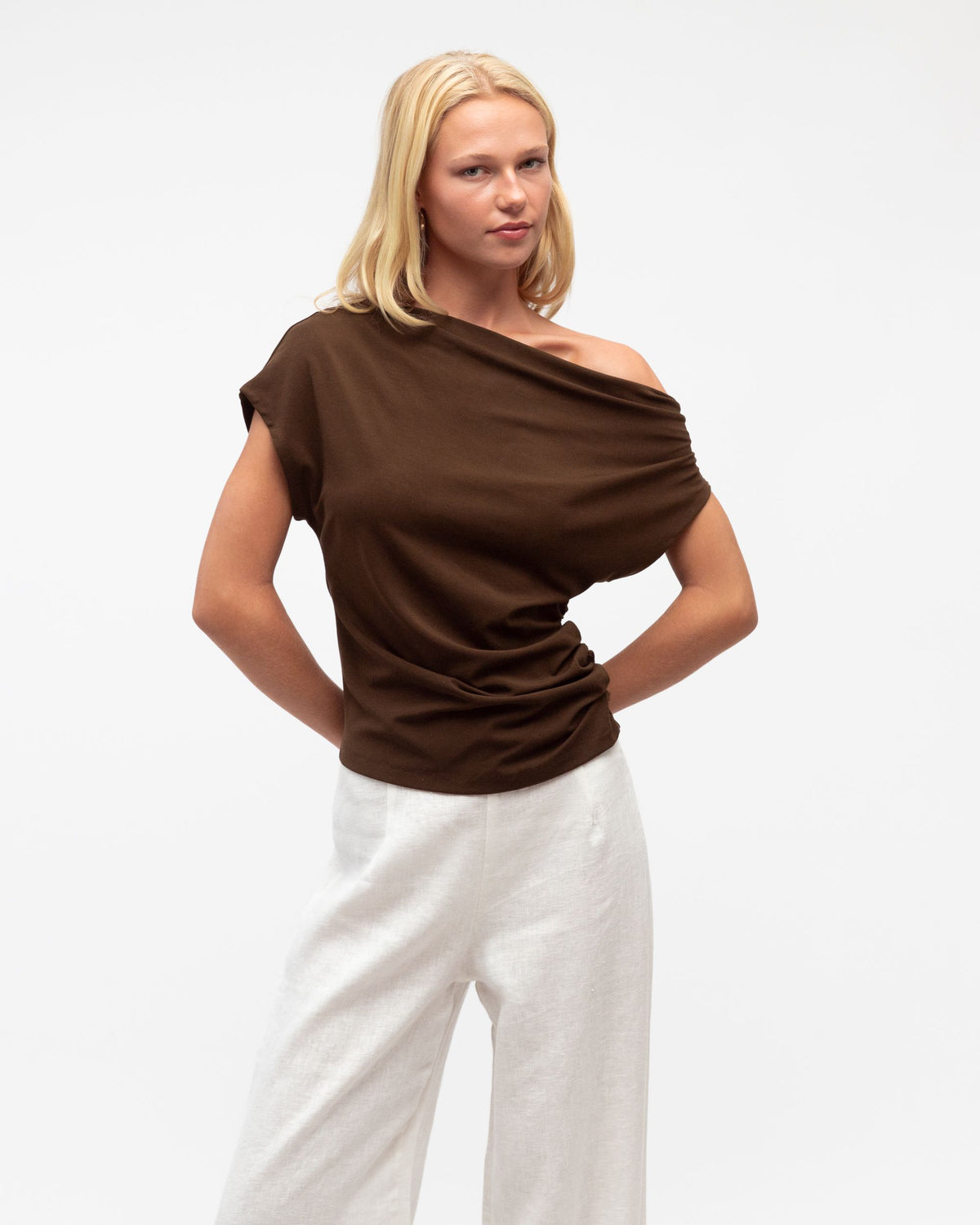 WHITE CLOSET / CHOCOLATE ONE SHOULDER TOP / TF11517