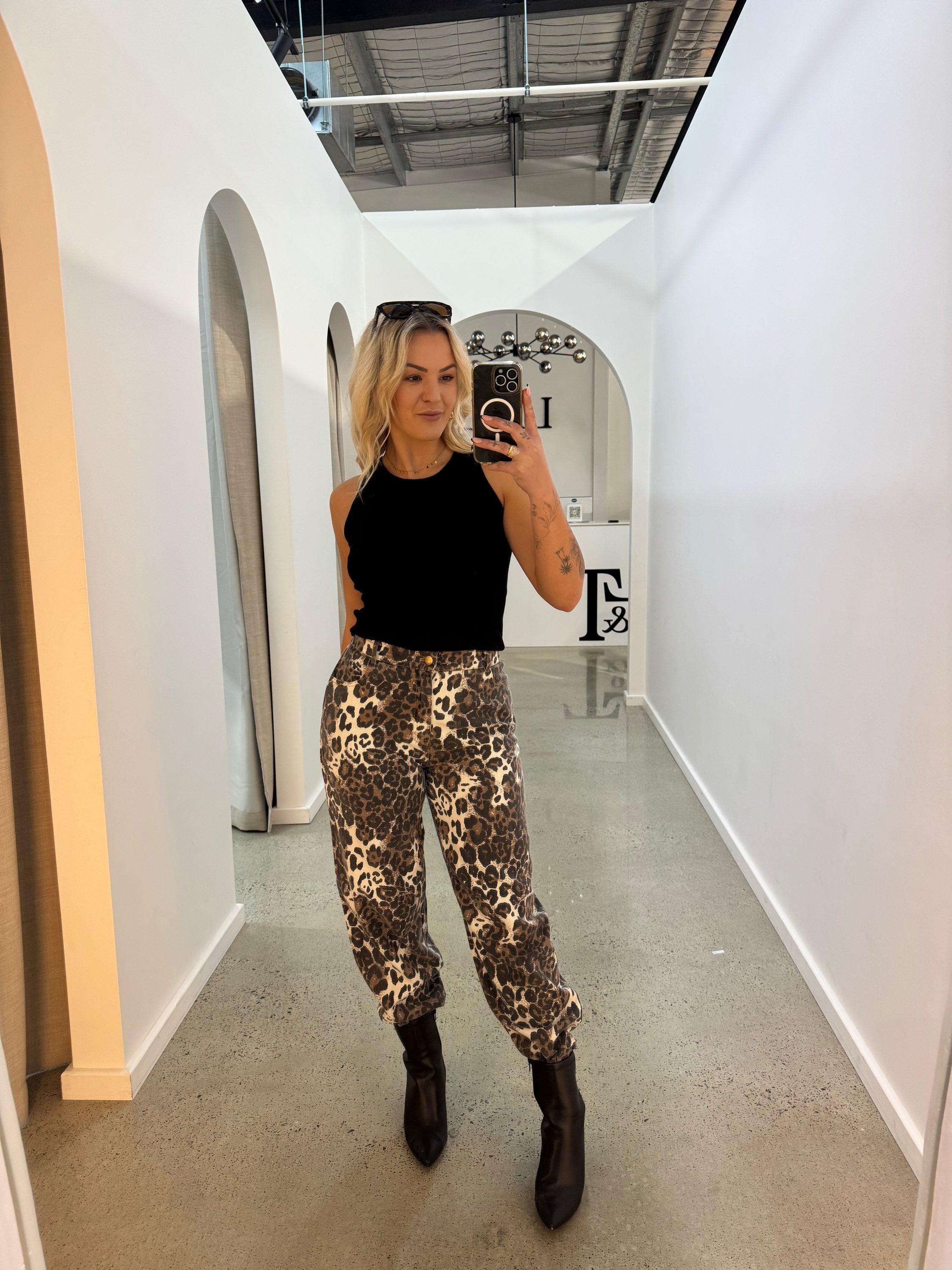 BY FRANKIE / DARK LEOPARD BARREL JEAN / 934-5