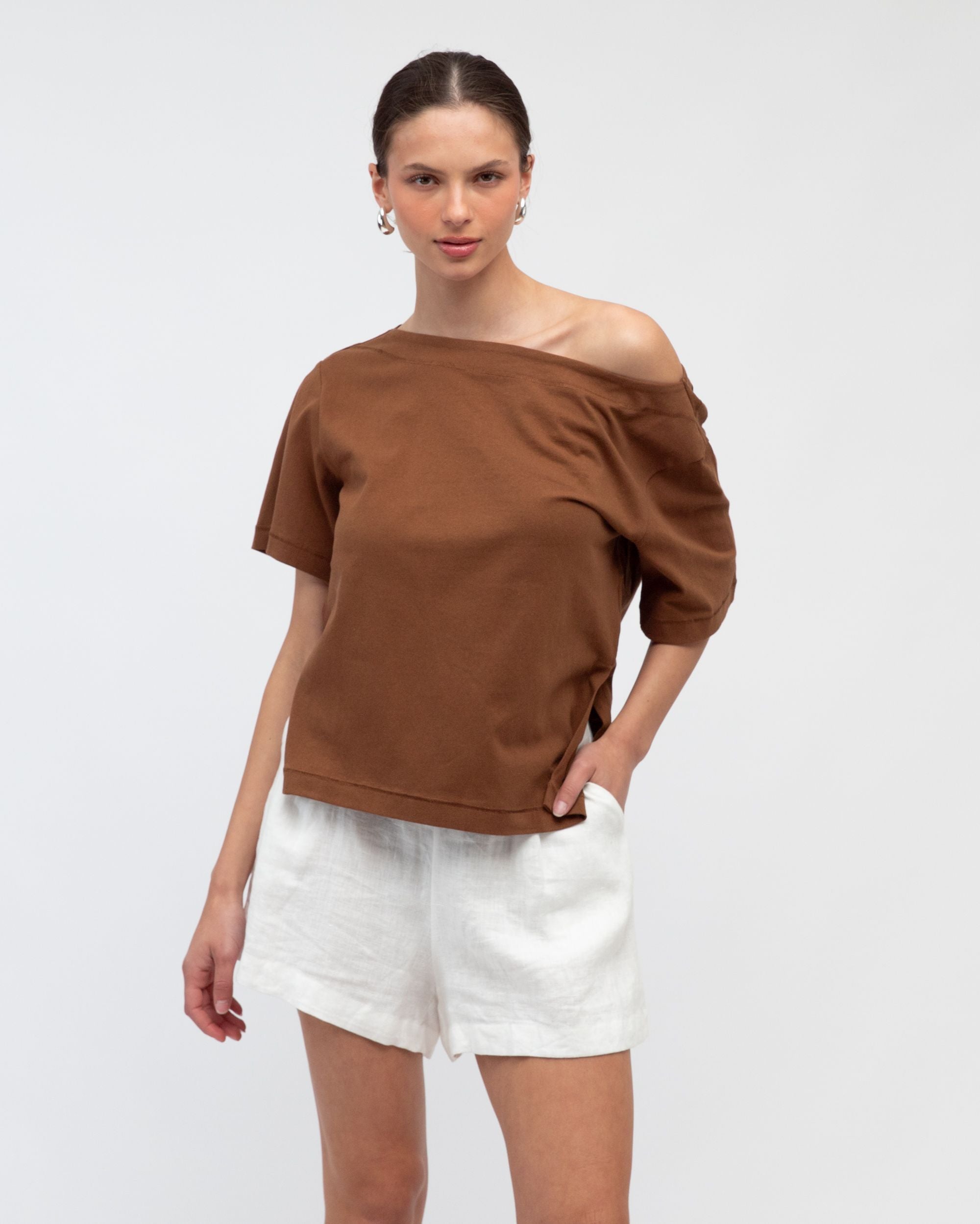 WHITE CLOSET / JENNA BOAT NECK TEE / CHOCOLATE / TF10936