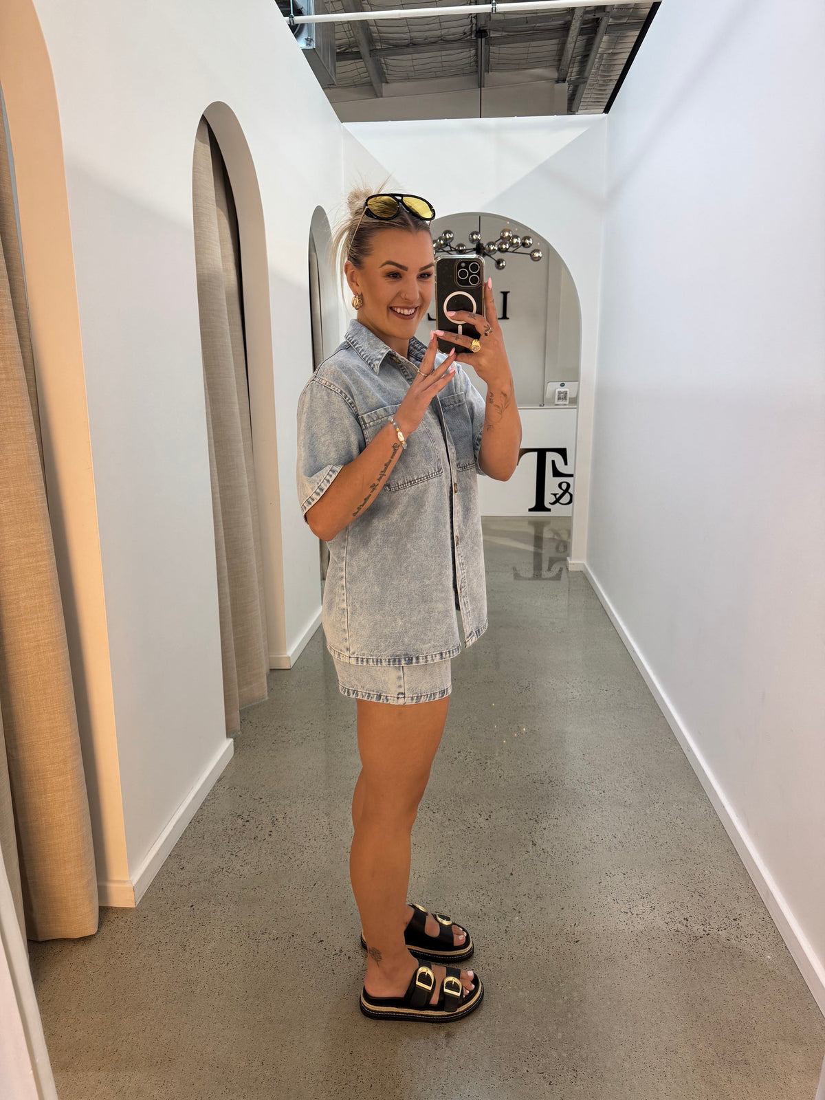 BY FRANKIE / LIGHT ACID WASH SHORTS / 999-7
