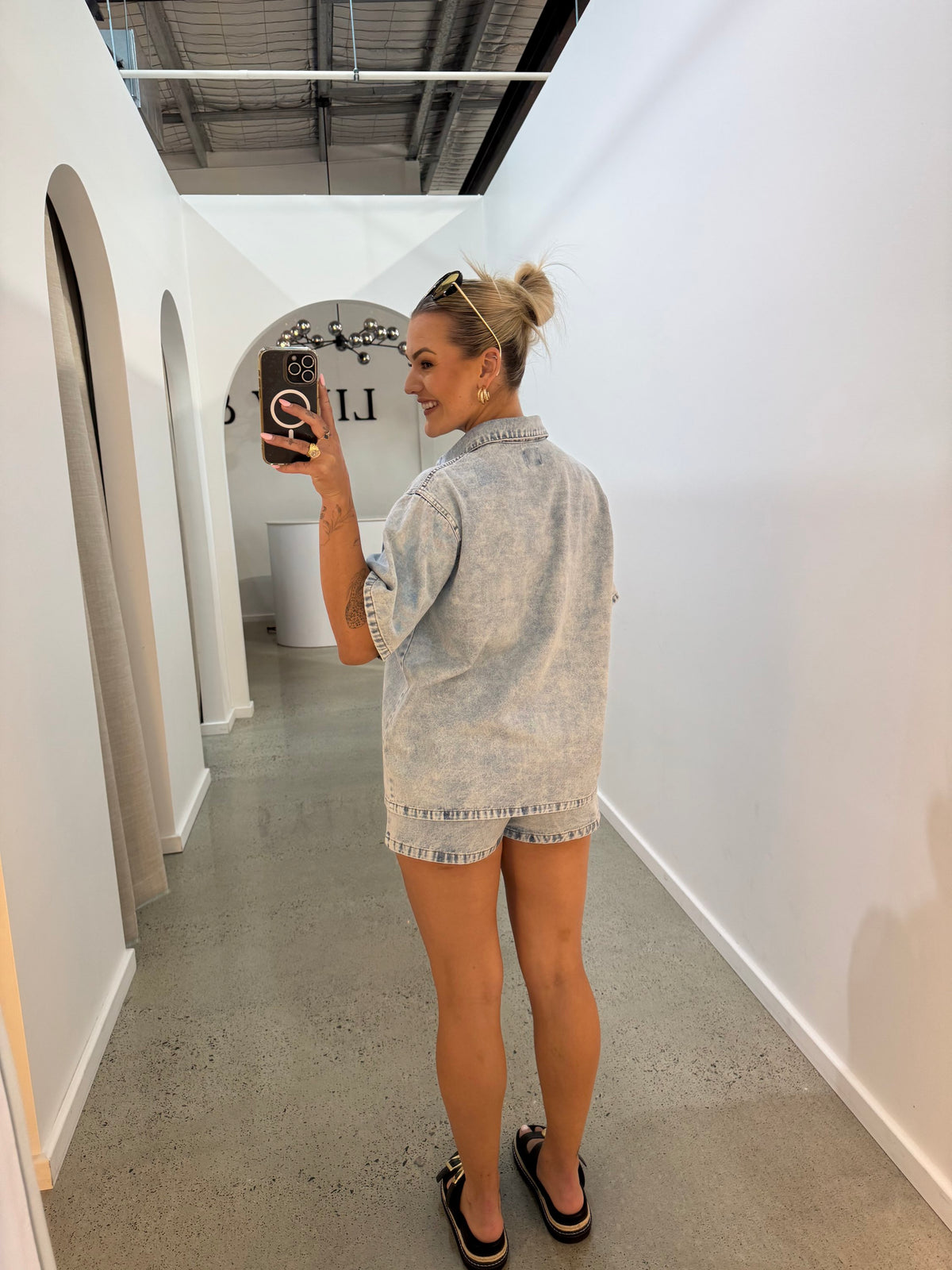 BY FRANKIE / LIGHT ACID WASH SHORTS / 999-7
